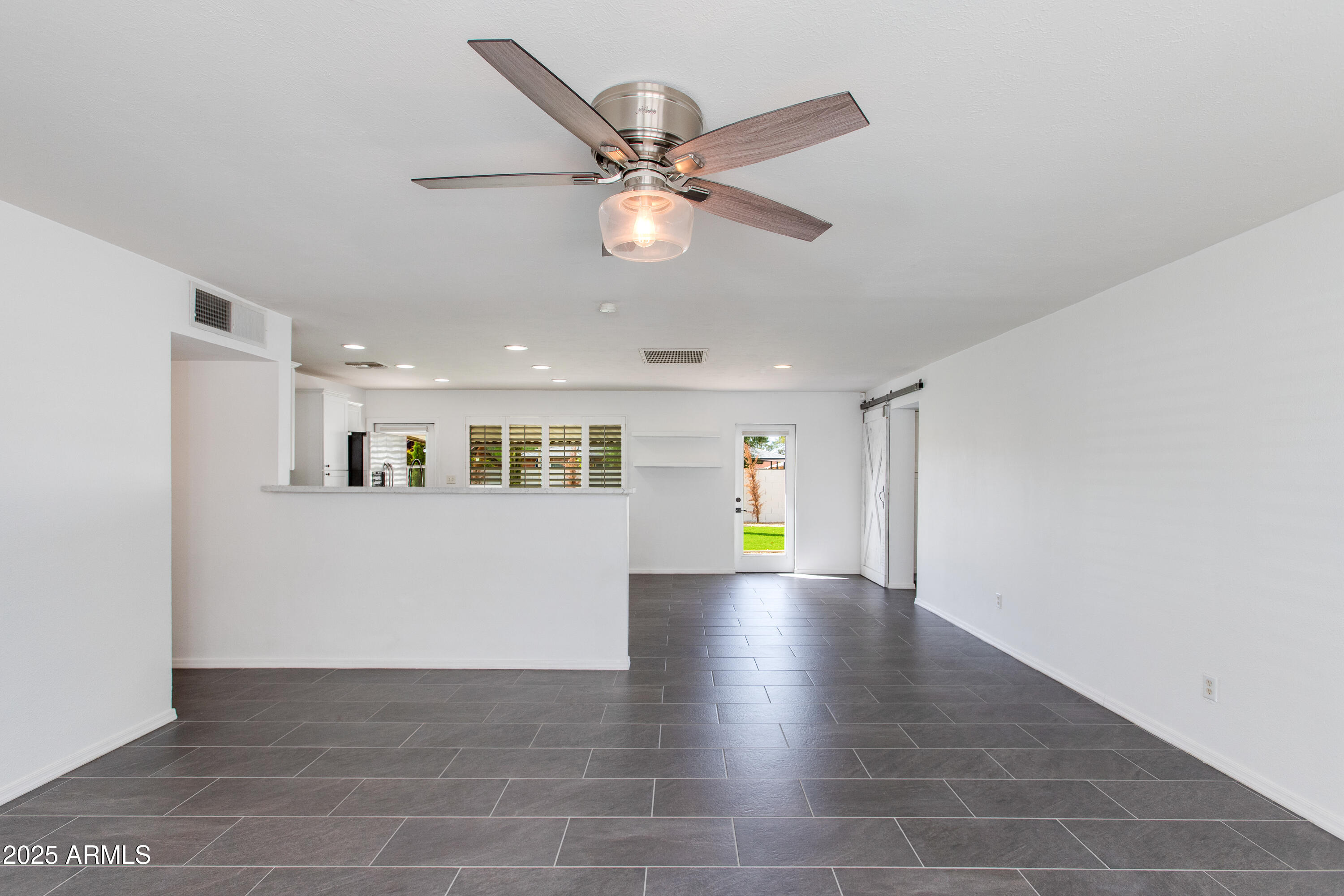 8143 E COLUMBUS Avenue