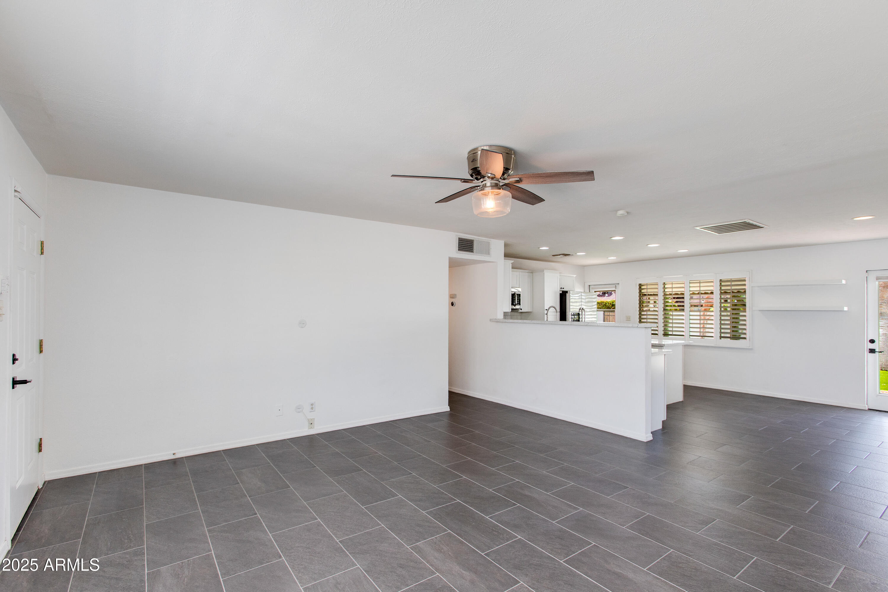 8143 E COLUMBUS Avenue