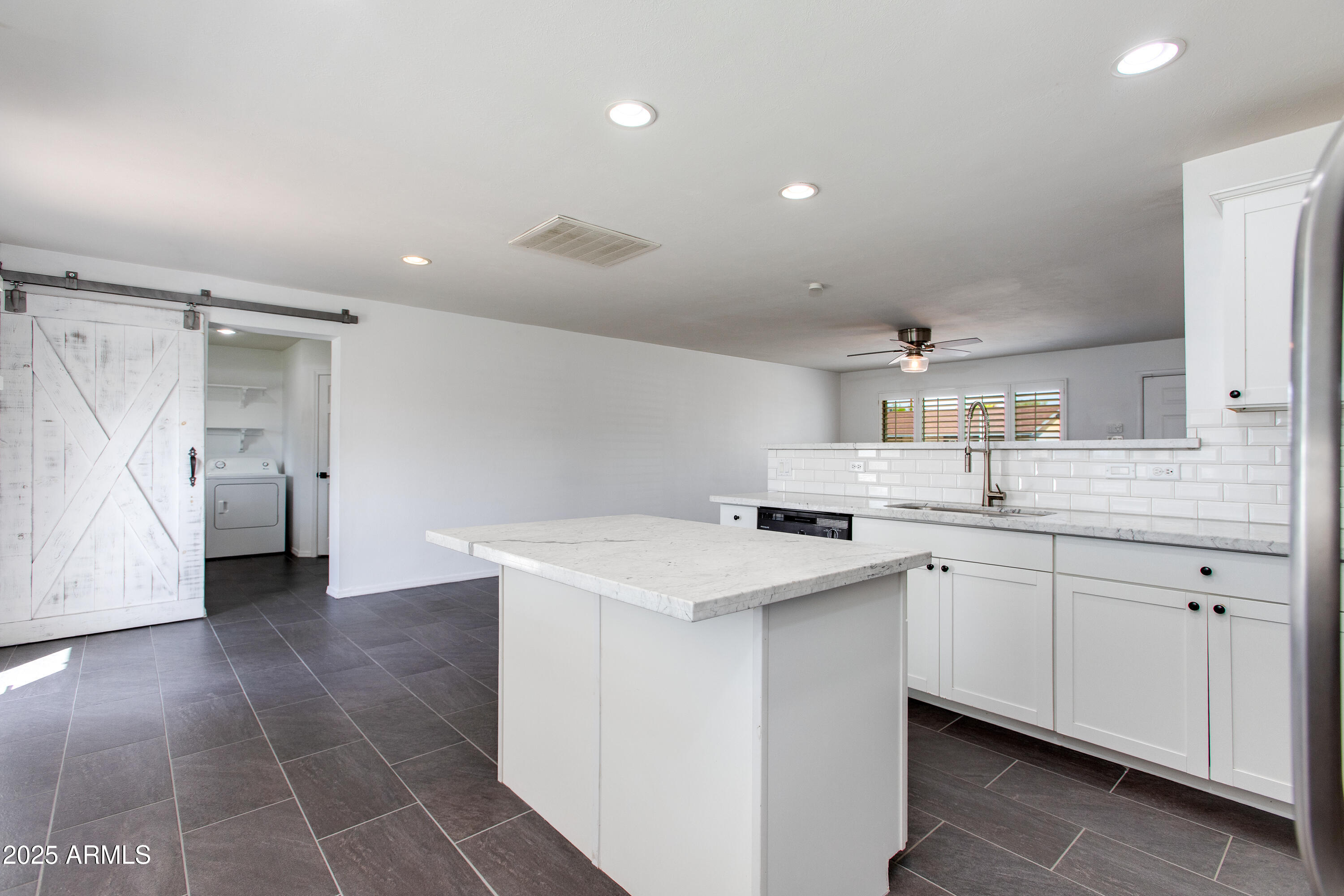 8143 E COLUMBUS Avenue