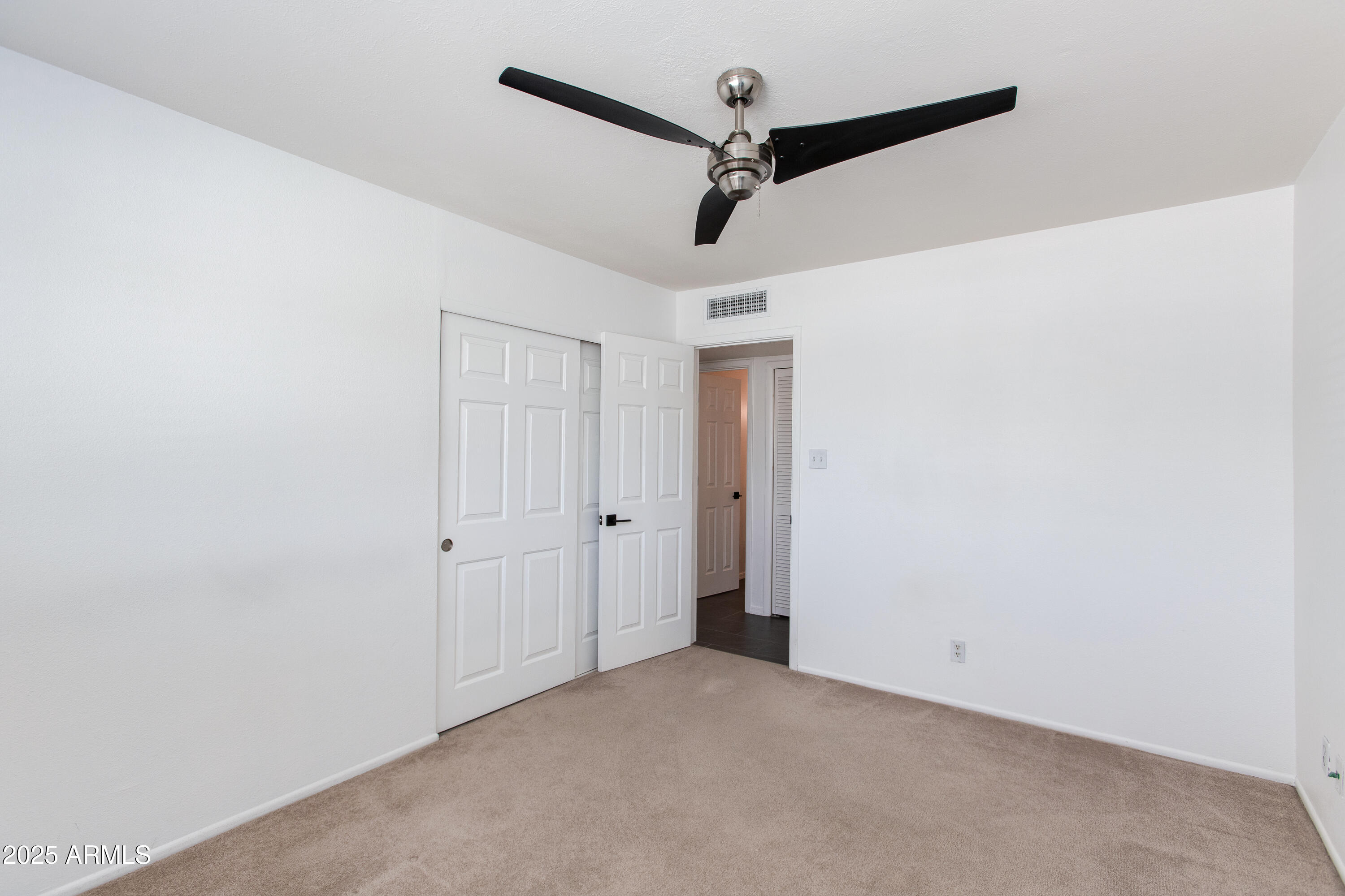 8143 E COLUMBUS Avenue