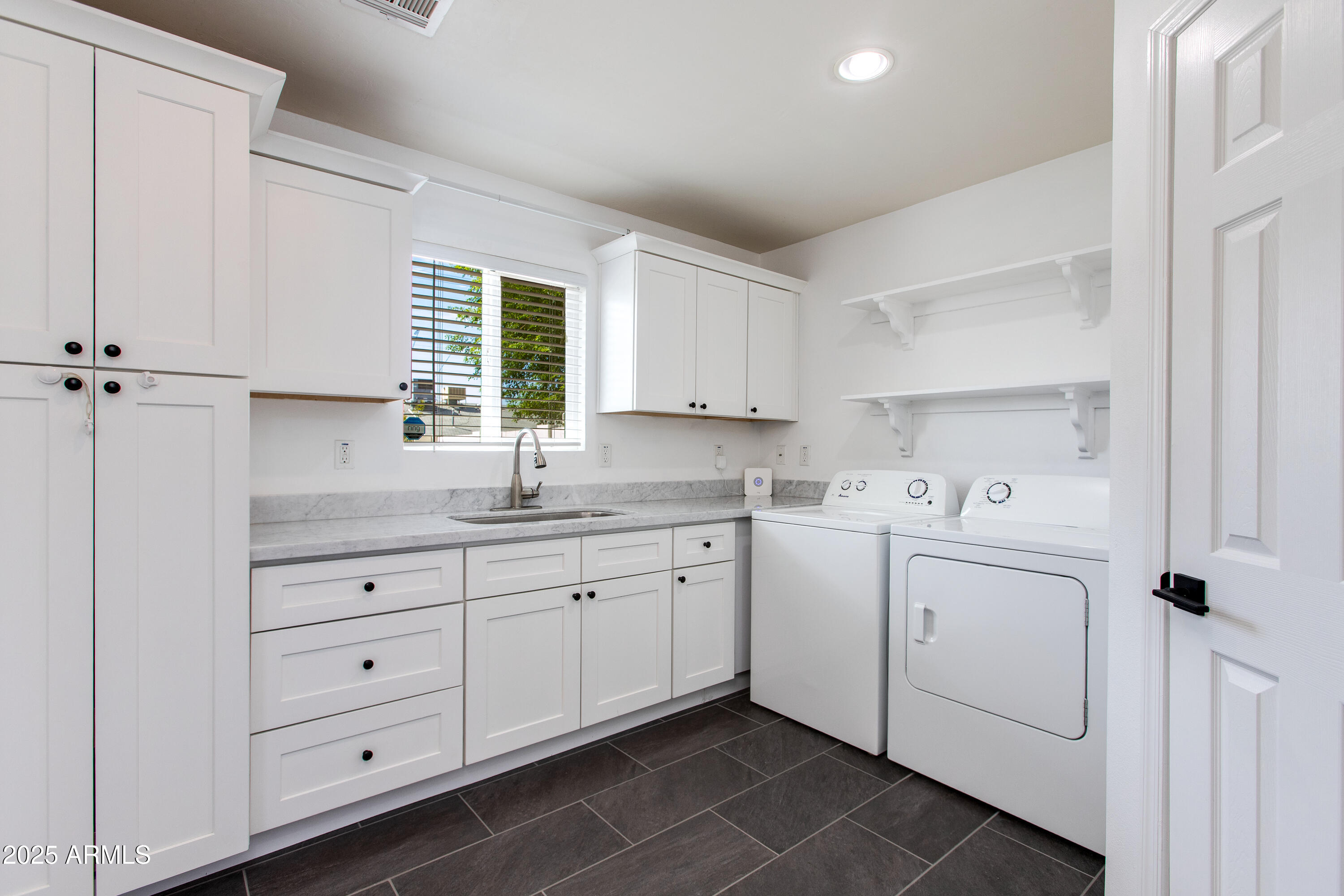 8143 E COLUMBUS Avenue