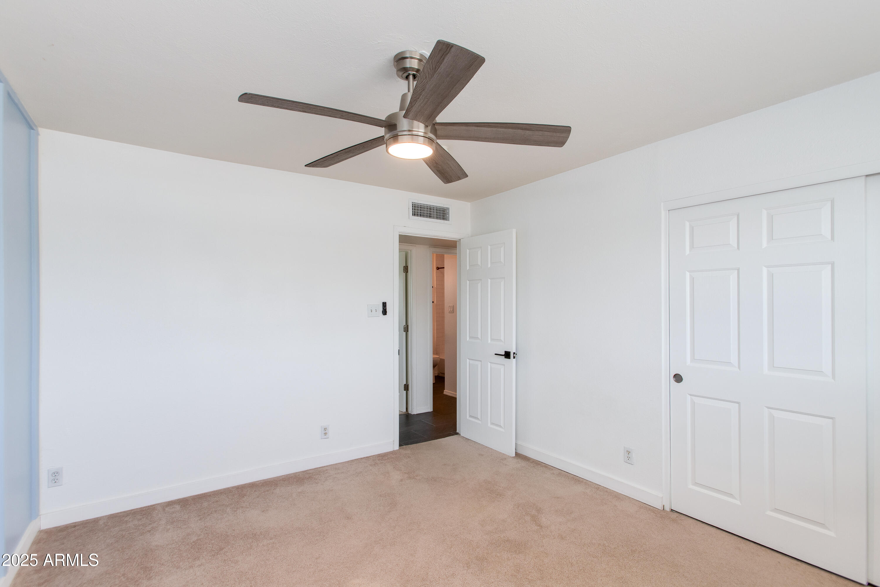 8143 E COLUMBUS Avenue