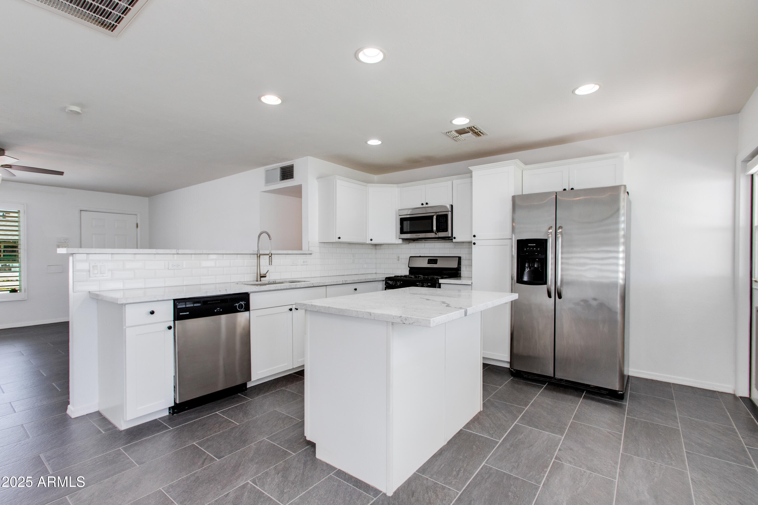 8143 E COLUMBUS Avenue