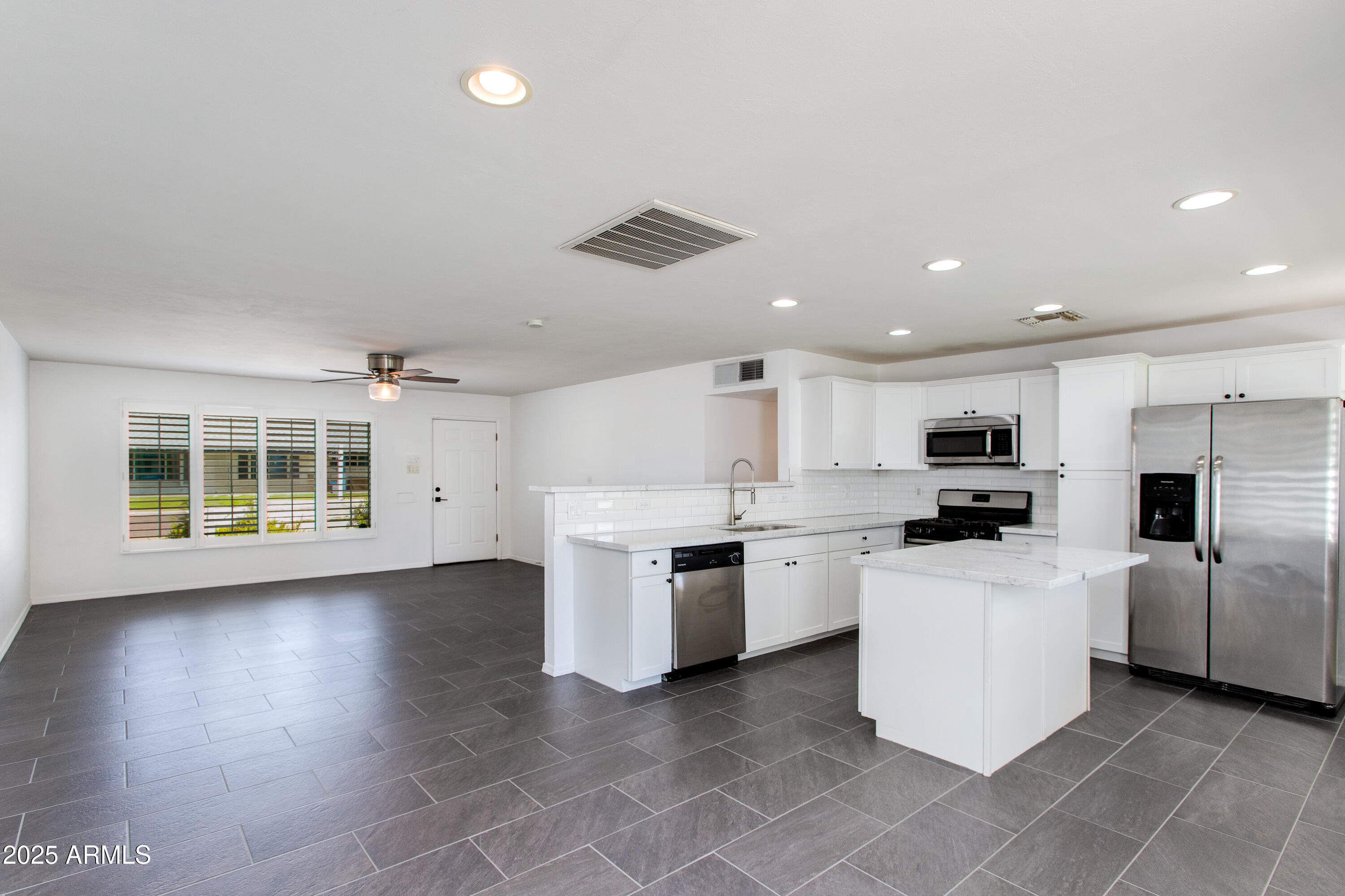 8143 E COLUMBUS Avenue