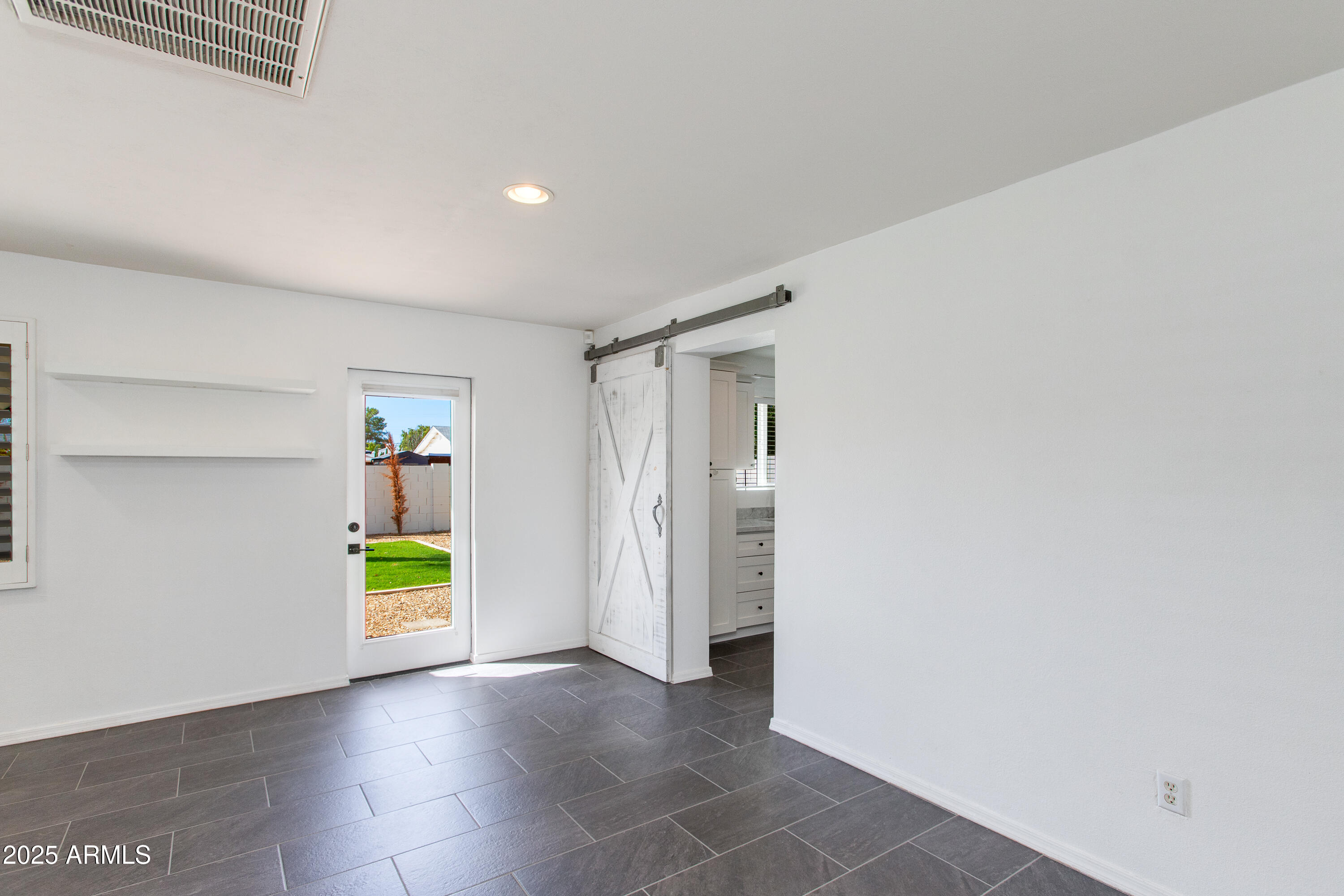 8143 E COLUMBUS Avenue