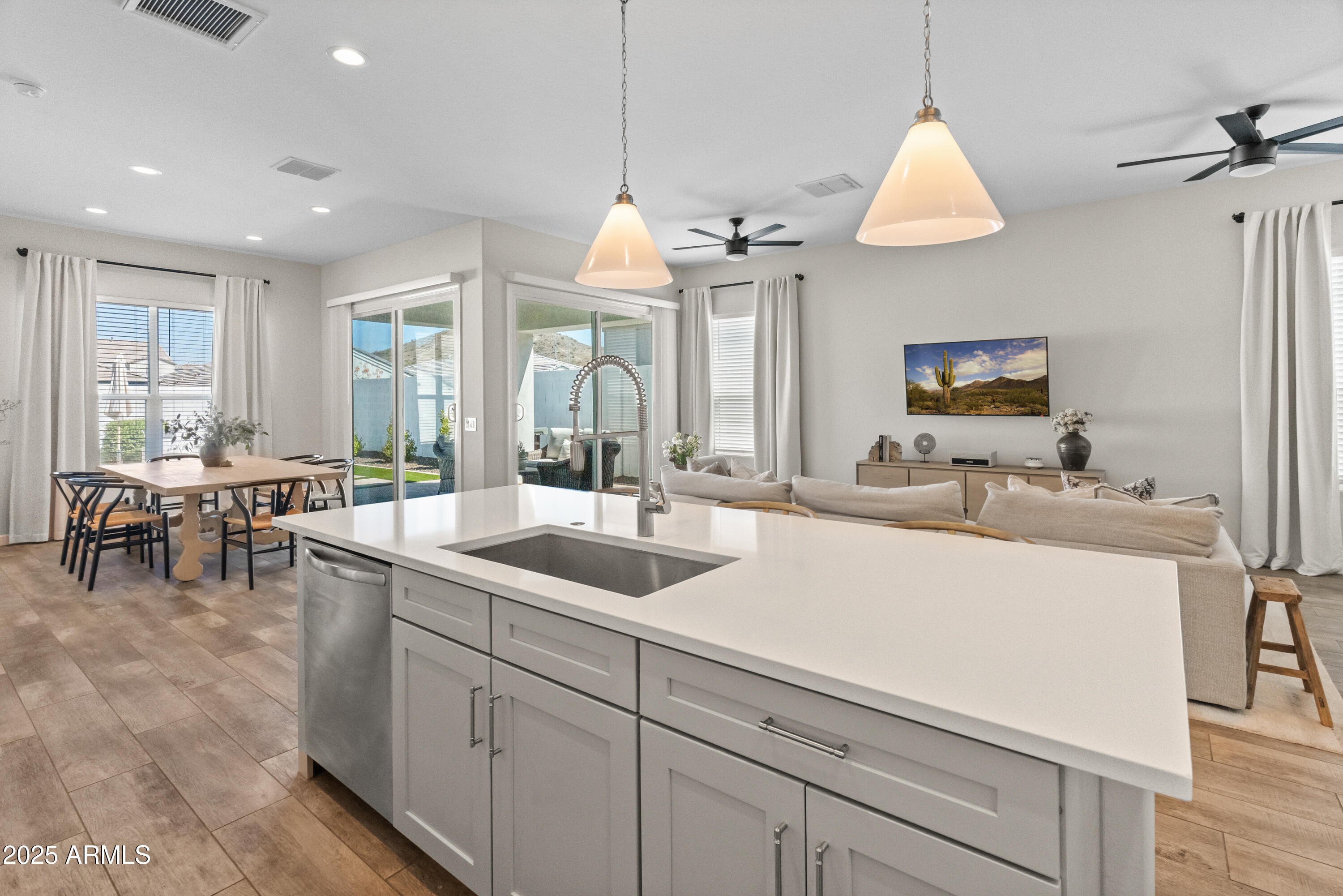 2044 E ALAMEDA Road