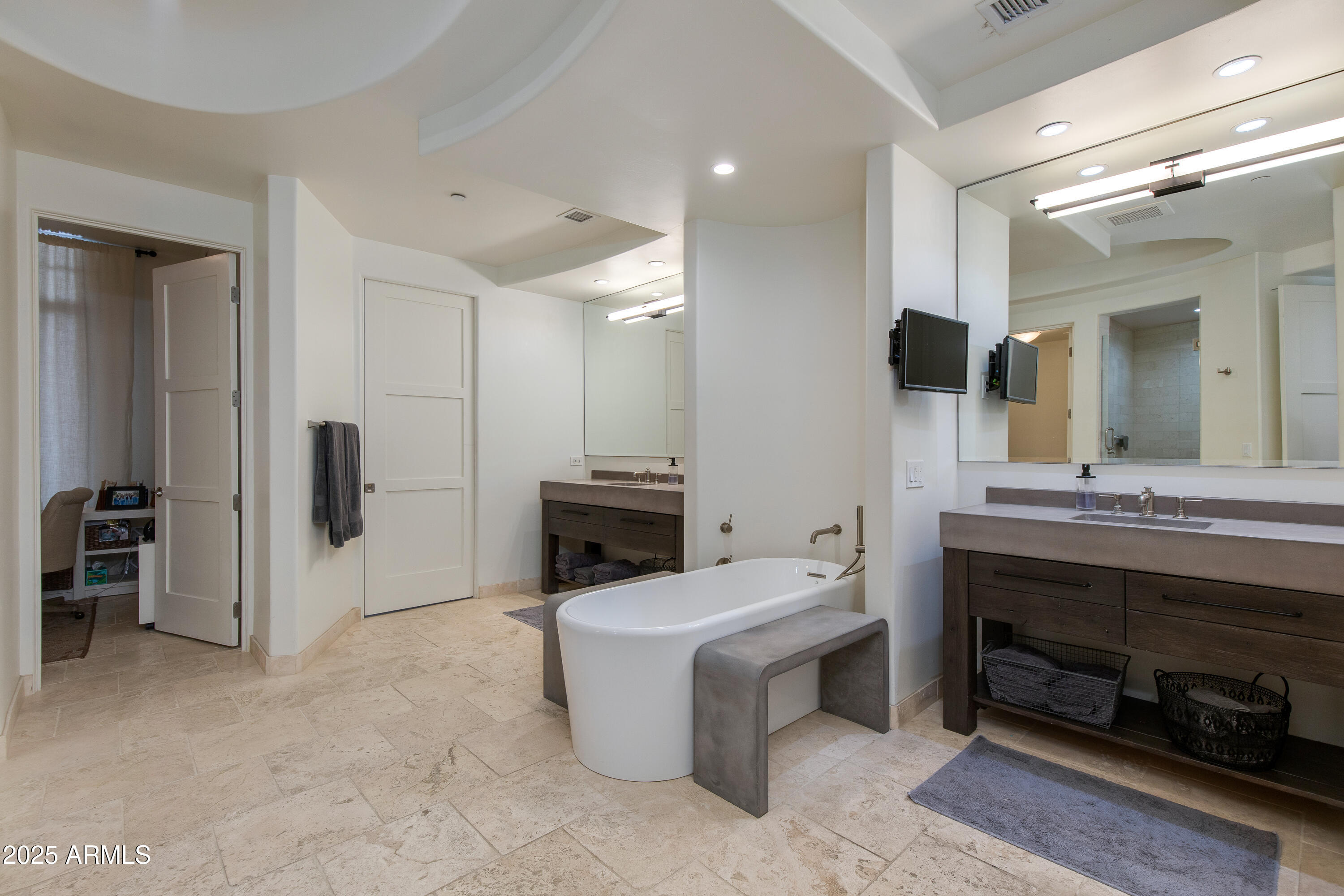 8 E BILTMORE Estate, 110