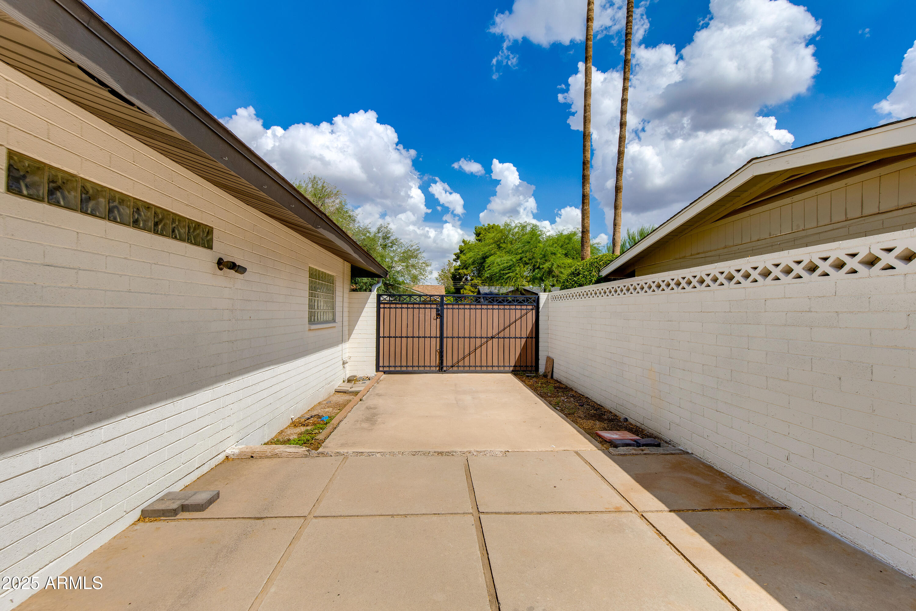 3309 E MONTECITO Avenue