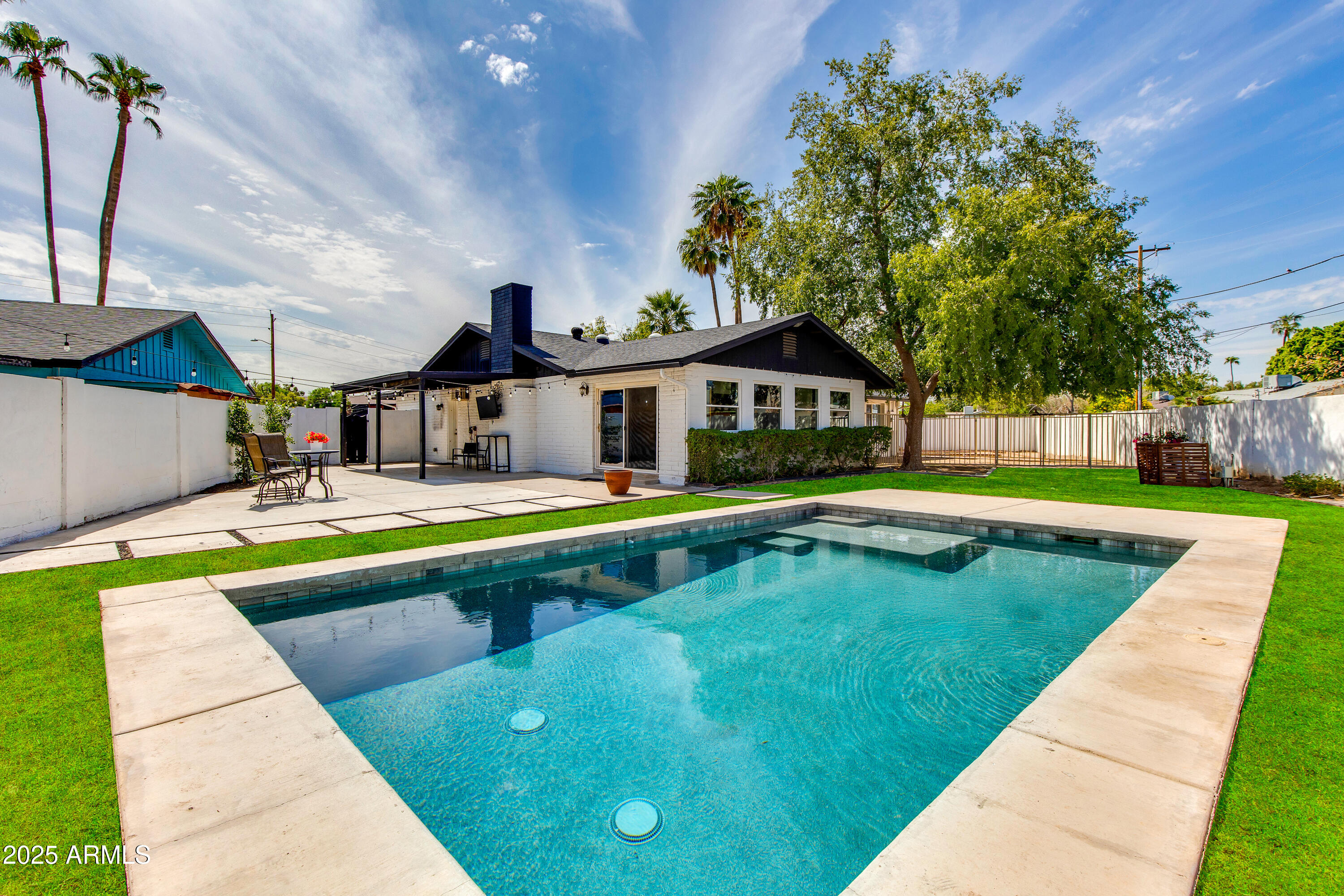 1638 W NORTHERN Avenue