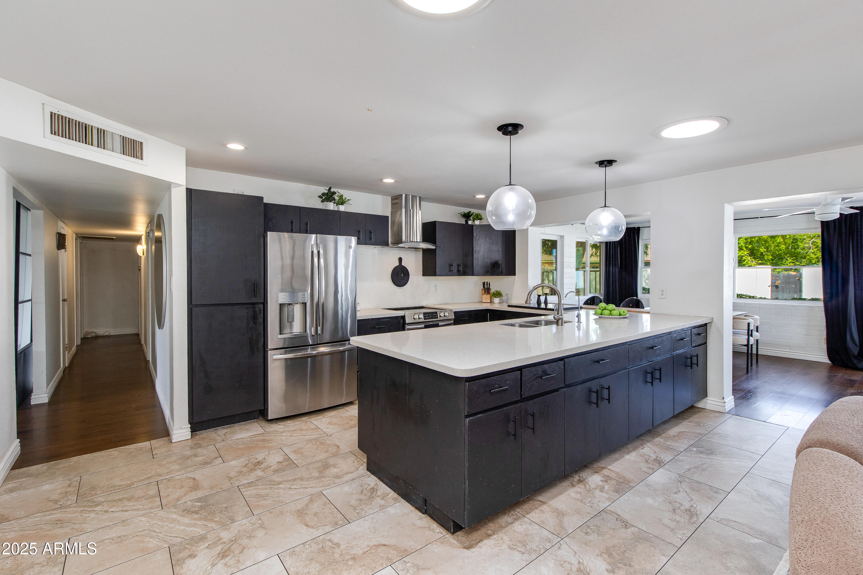 1638 W NORTHERN Avenue