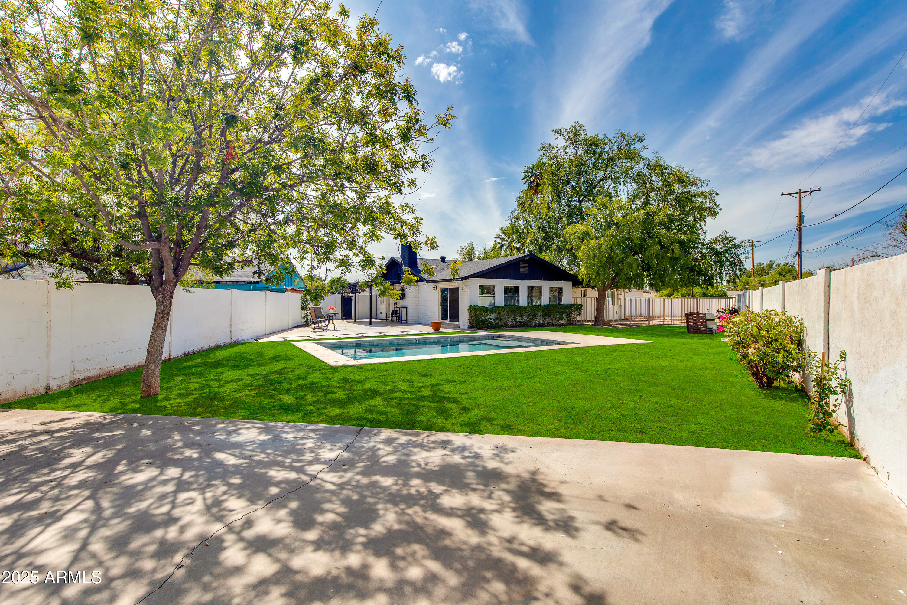 1638 W NORTHERN Avenue