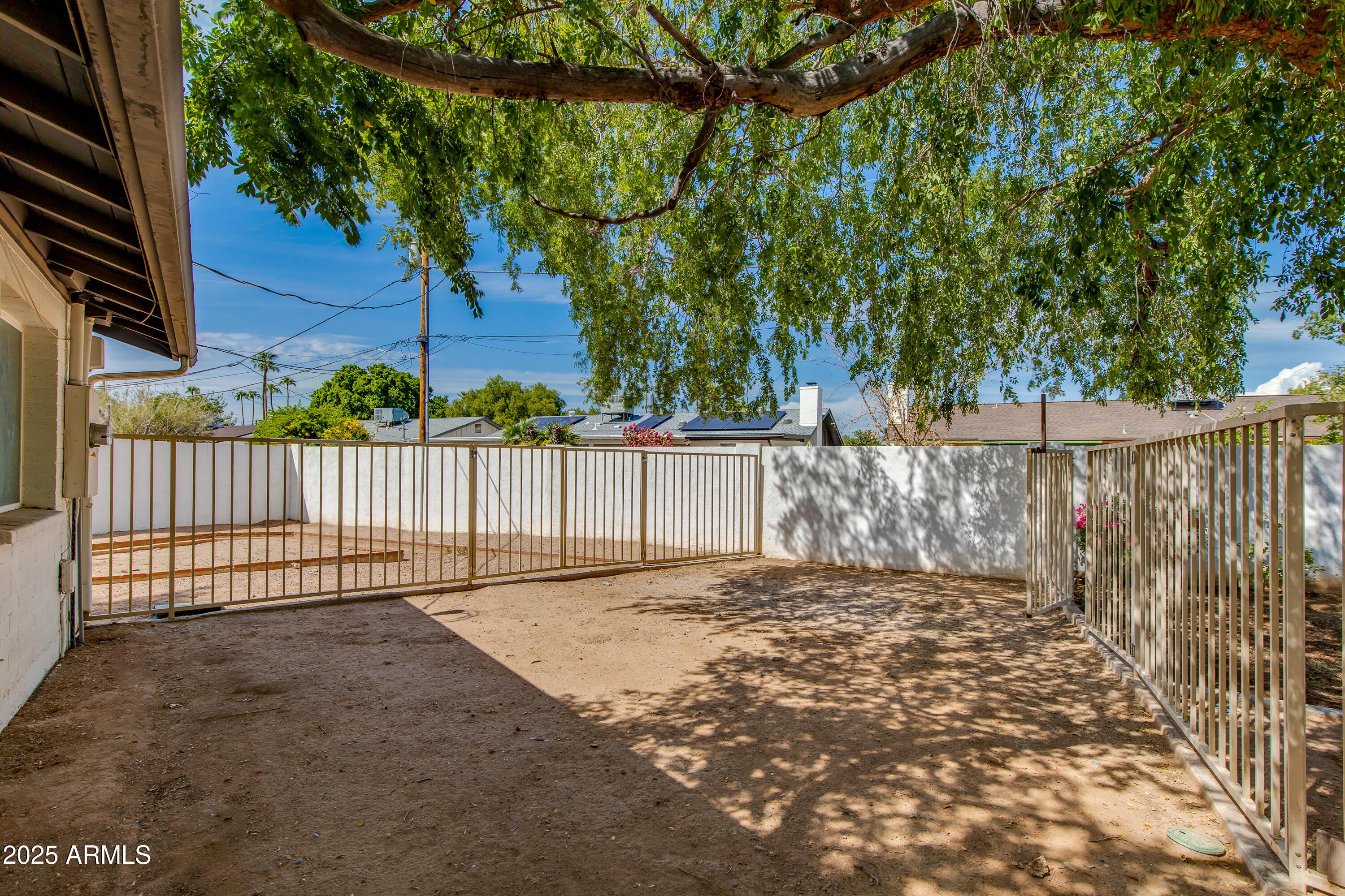 1638 W NORTHERN Avenue