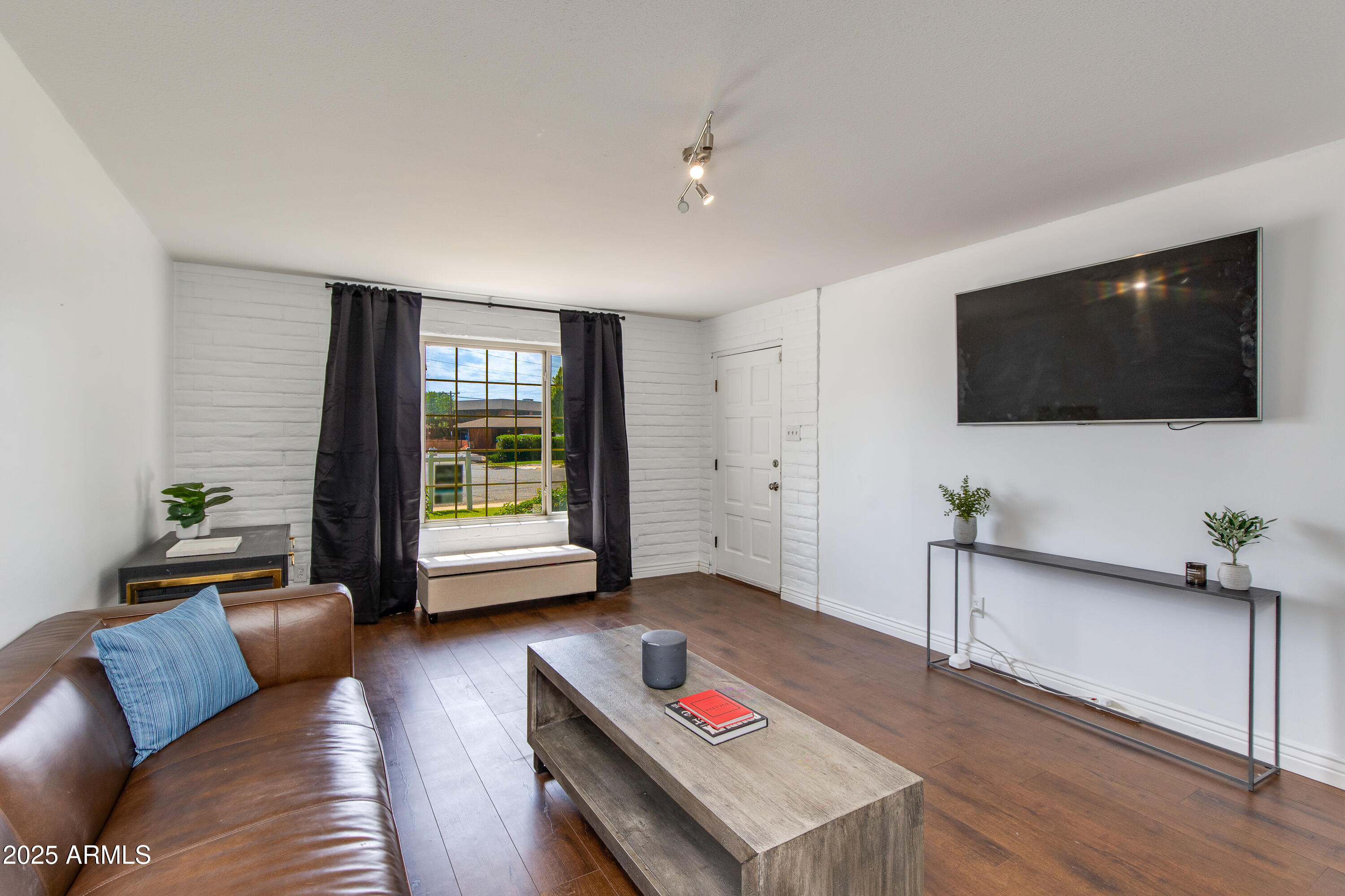 1638 W NORTHERN Avenue