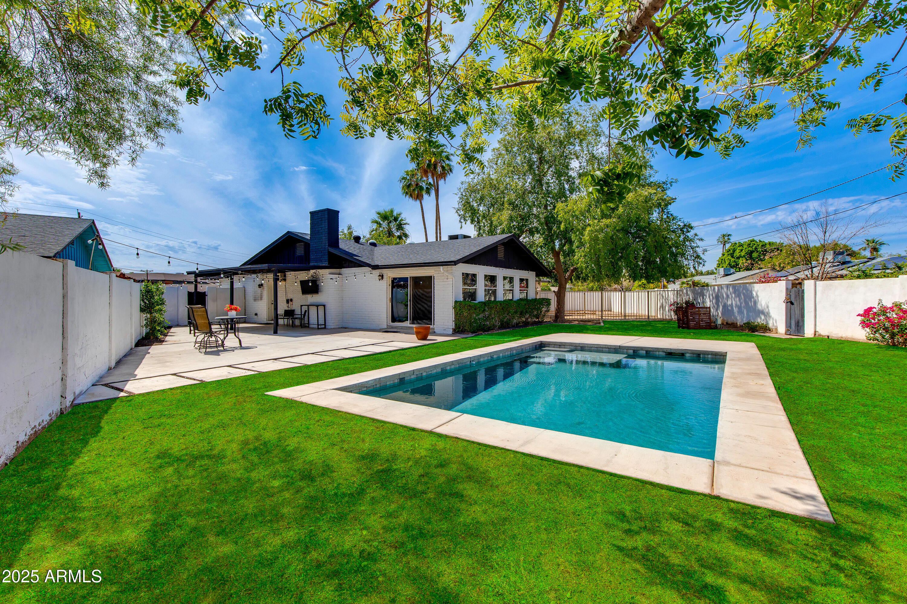 1638 W NORTHERN Avenue