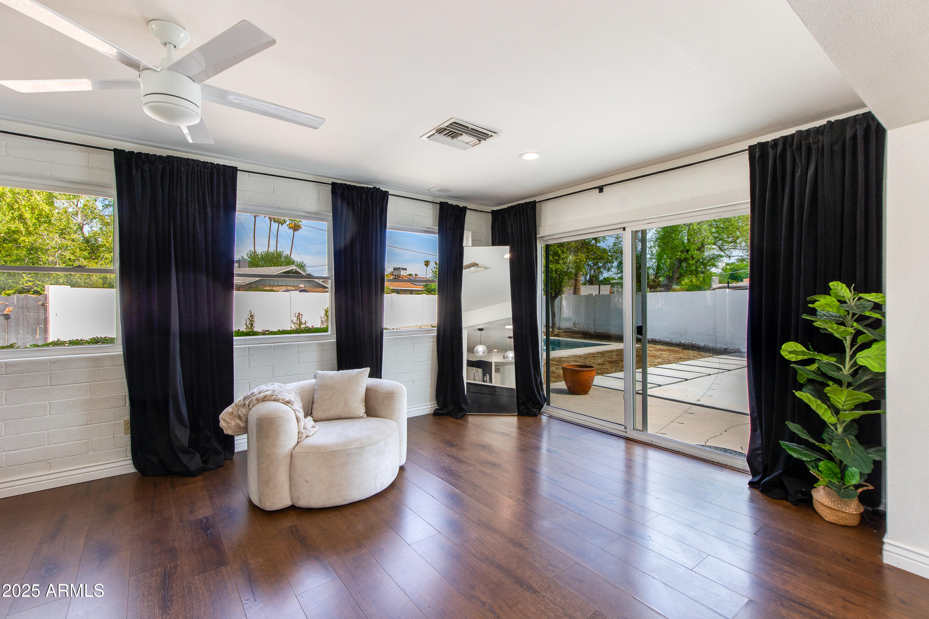 1638 W NORTHERN Avenue