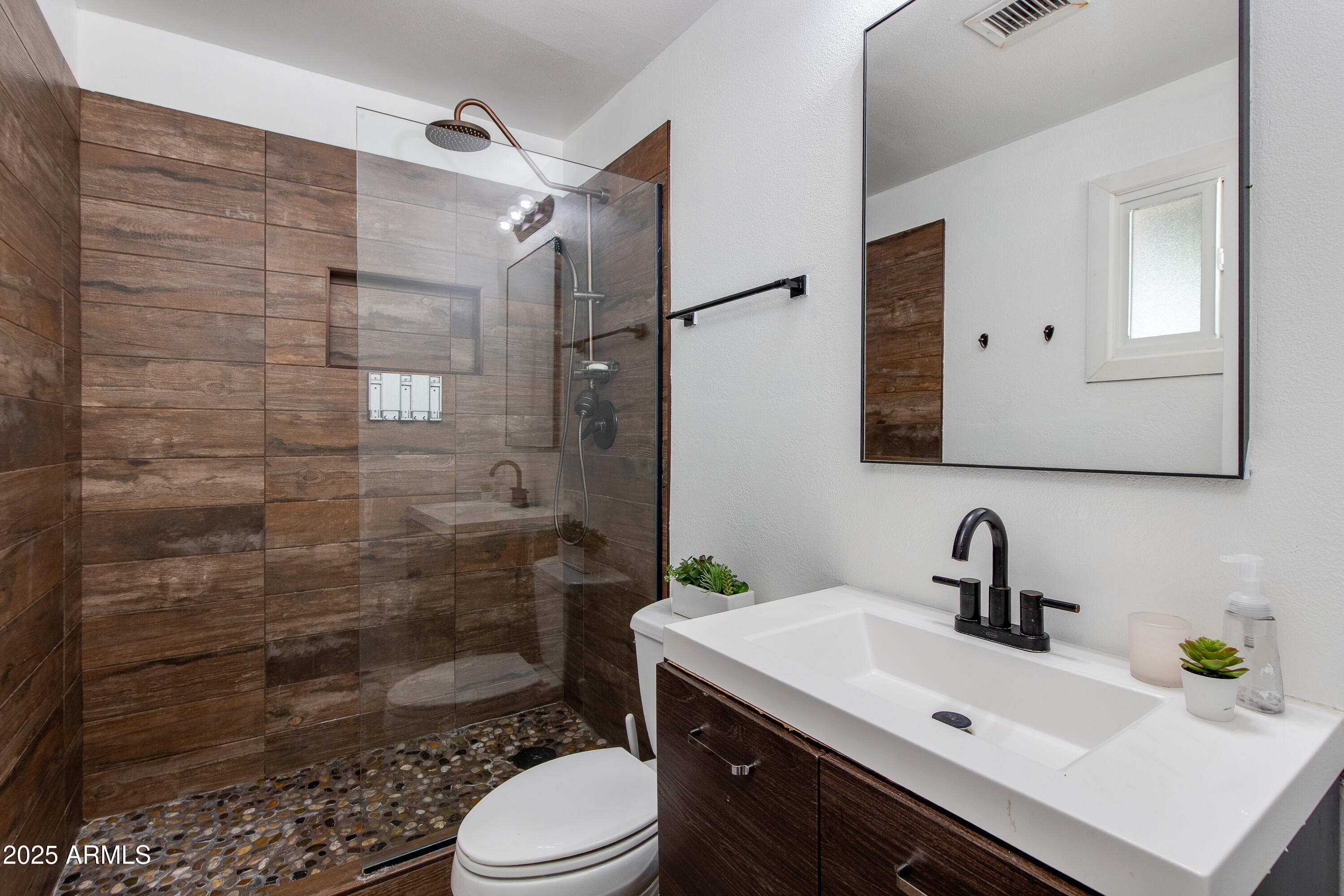 1638 W NORTHERN Avenue