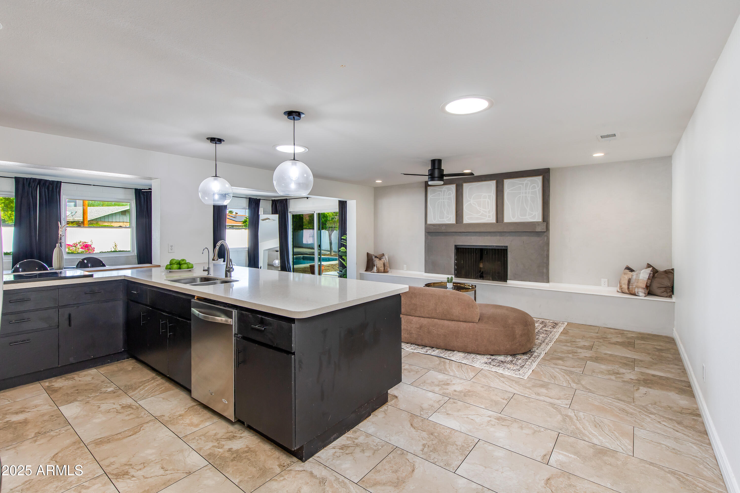 1638 W NORTHERN Avenue