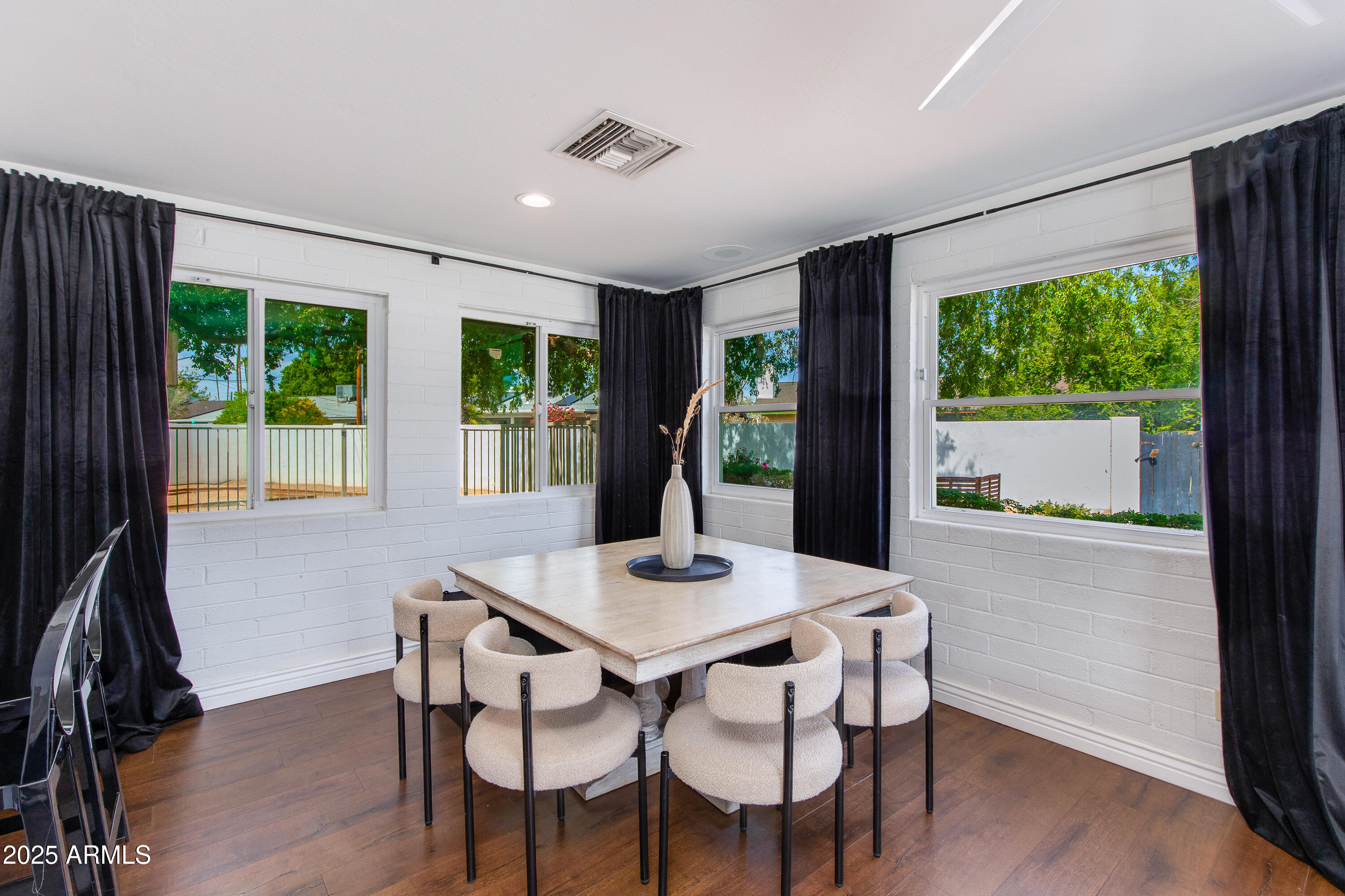 1638 W NORTHERN Avenue