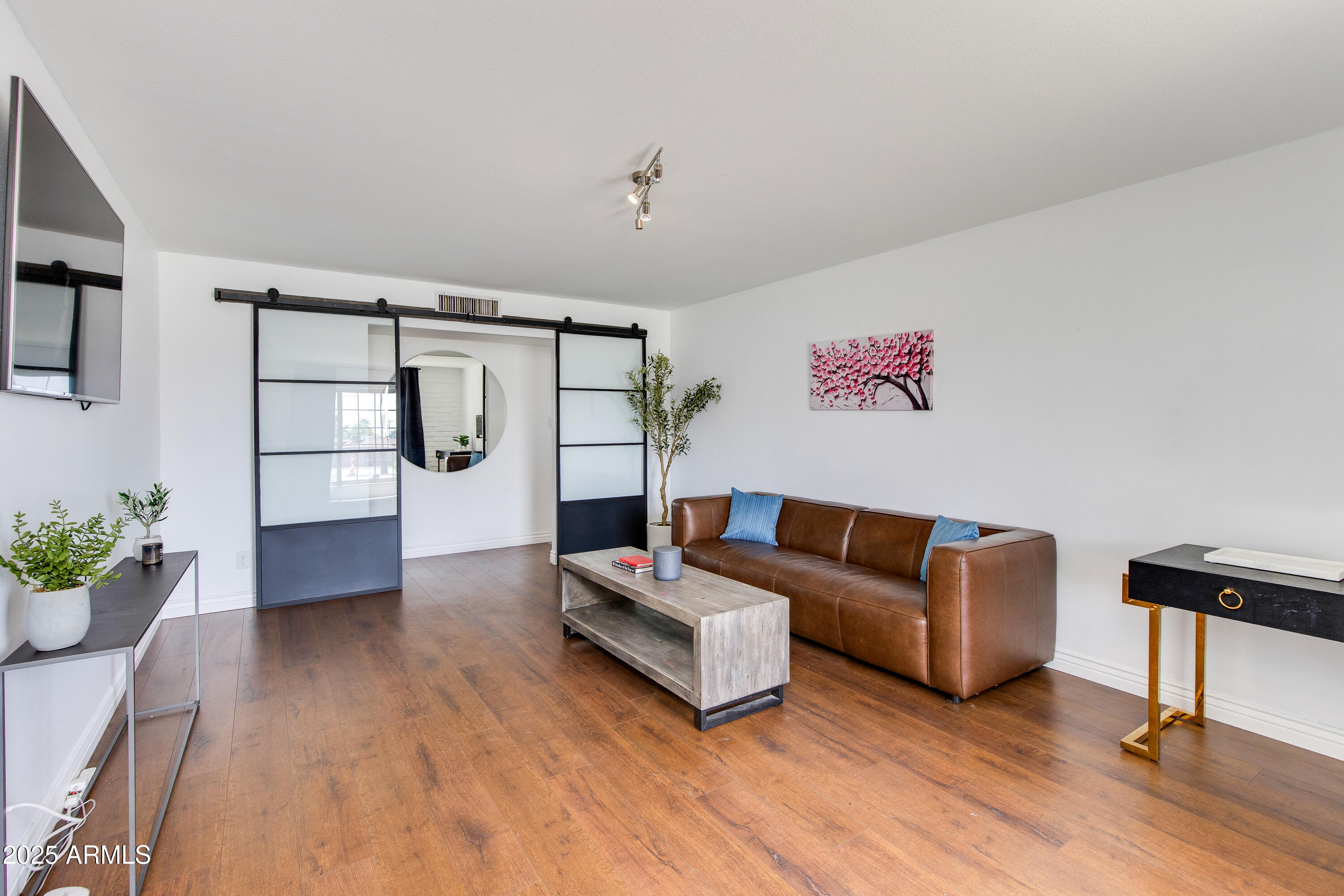 1638 W NORTHERN Avenue