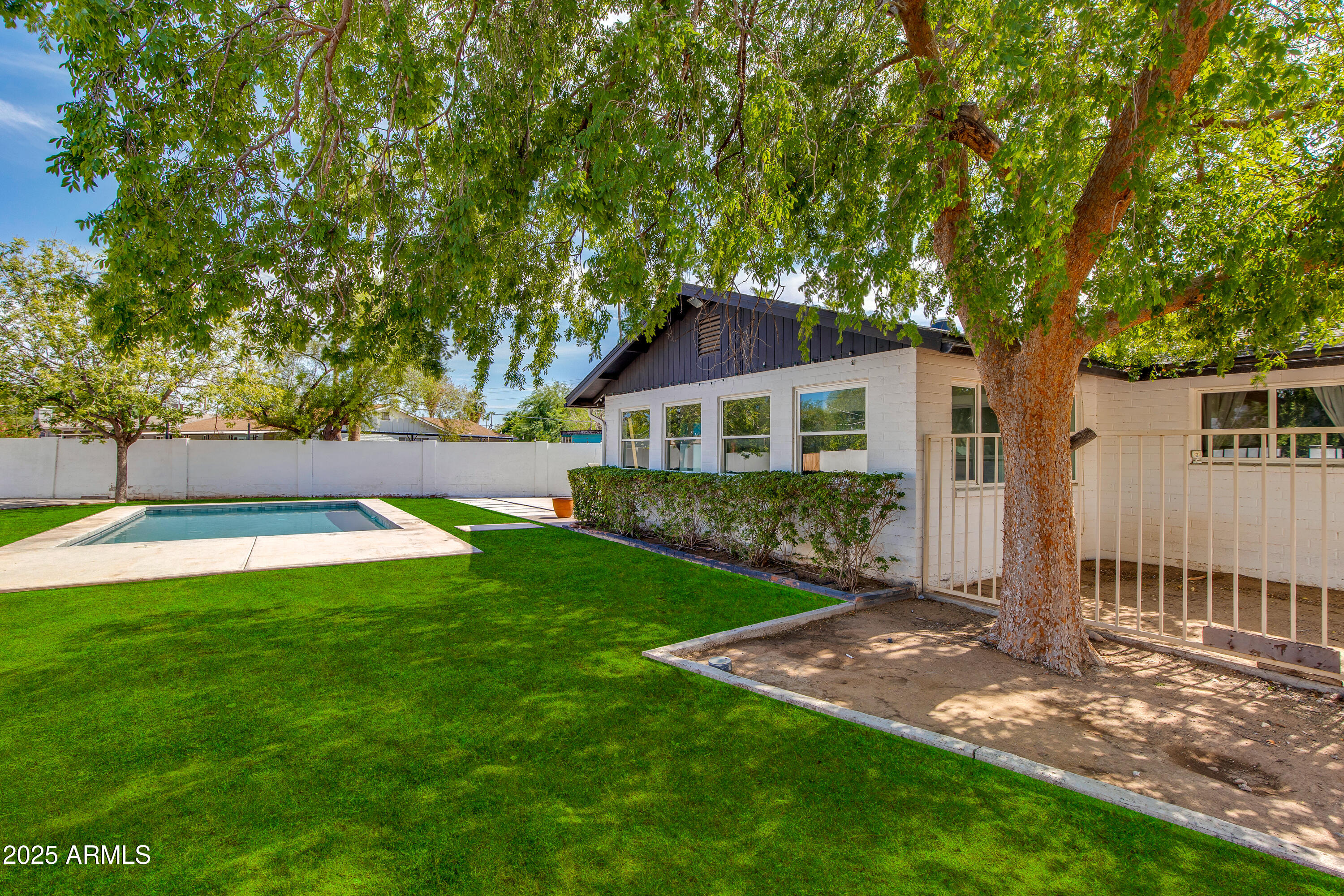 1638 W NORTHERN Avenue