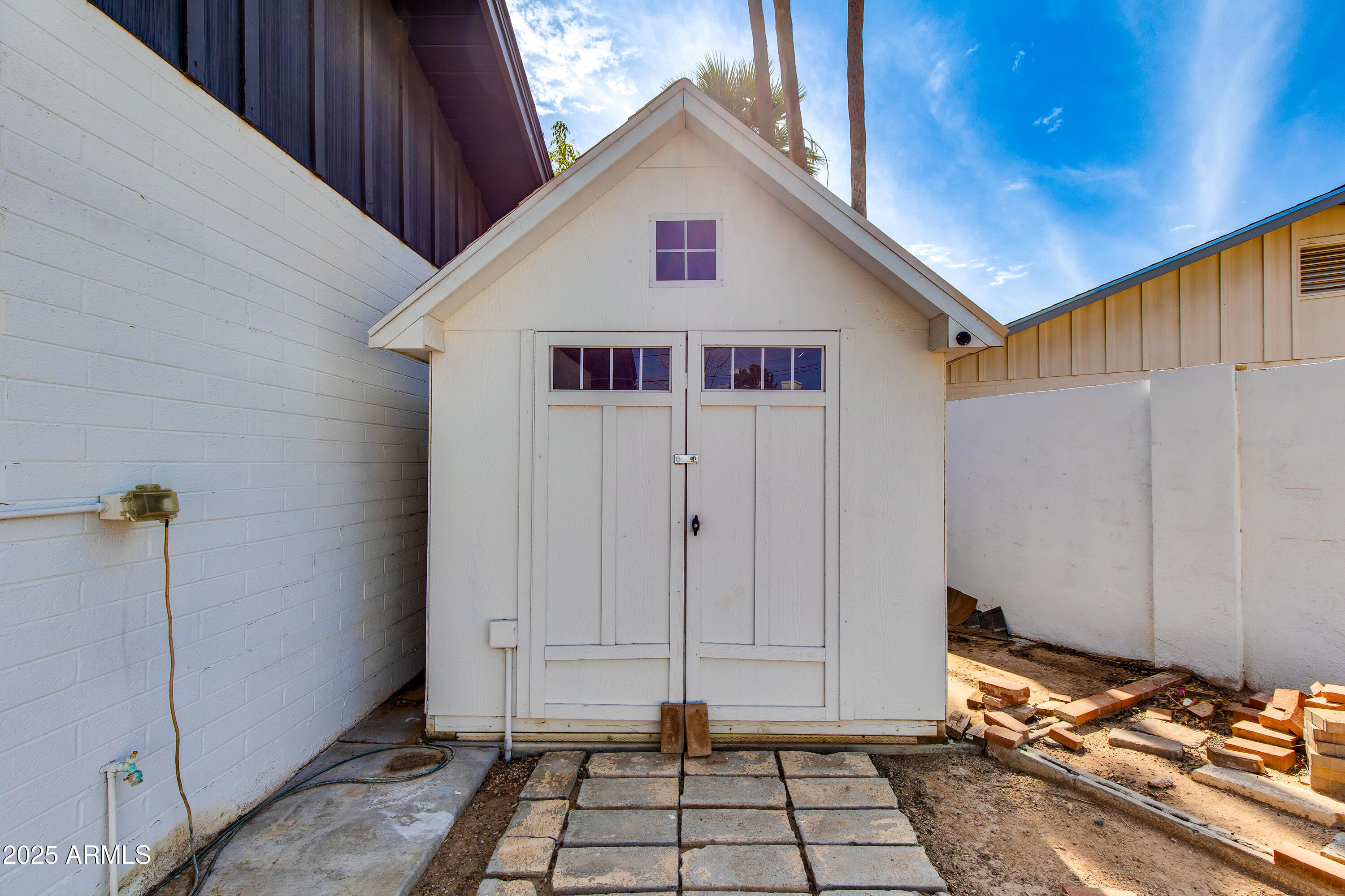 1638 W NORTHERN Avenue