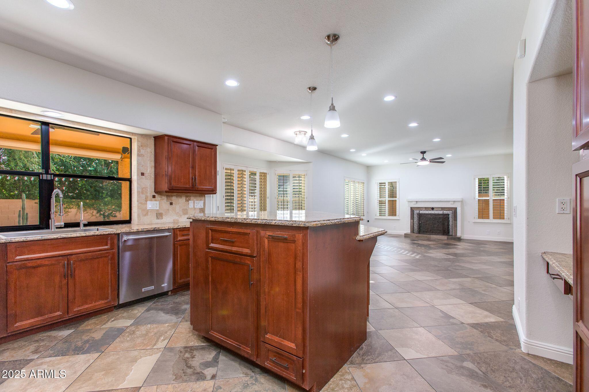 5513 E GROVERS Avenue