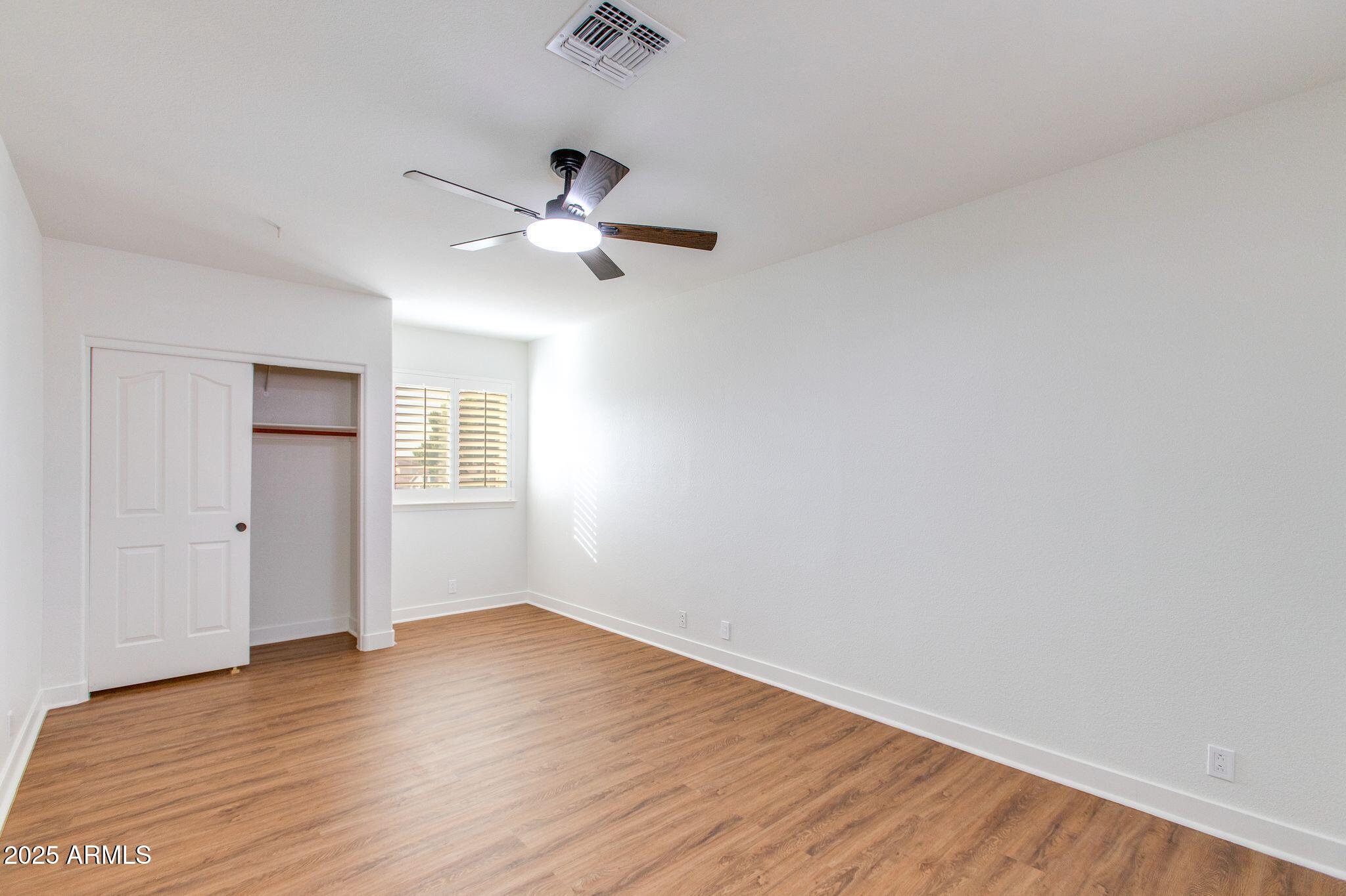 5513 E GROVERS Avenue