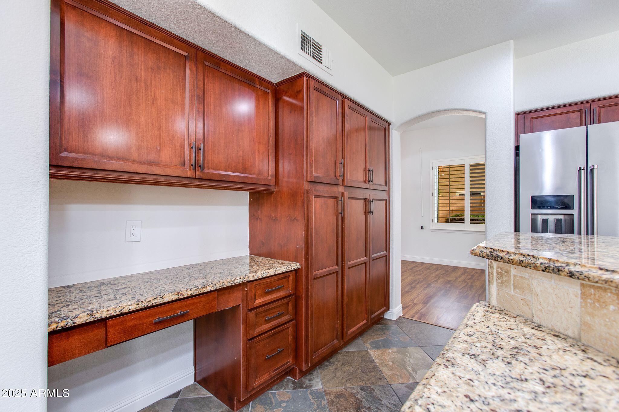 5513 E GROVERS Avenue