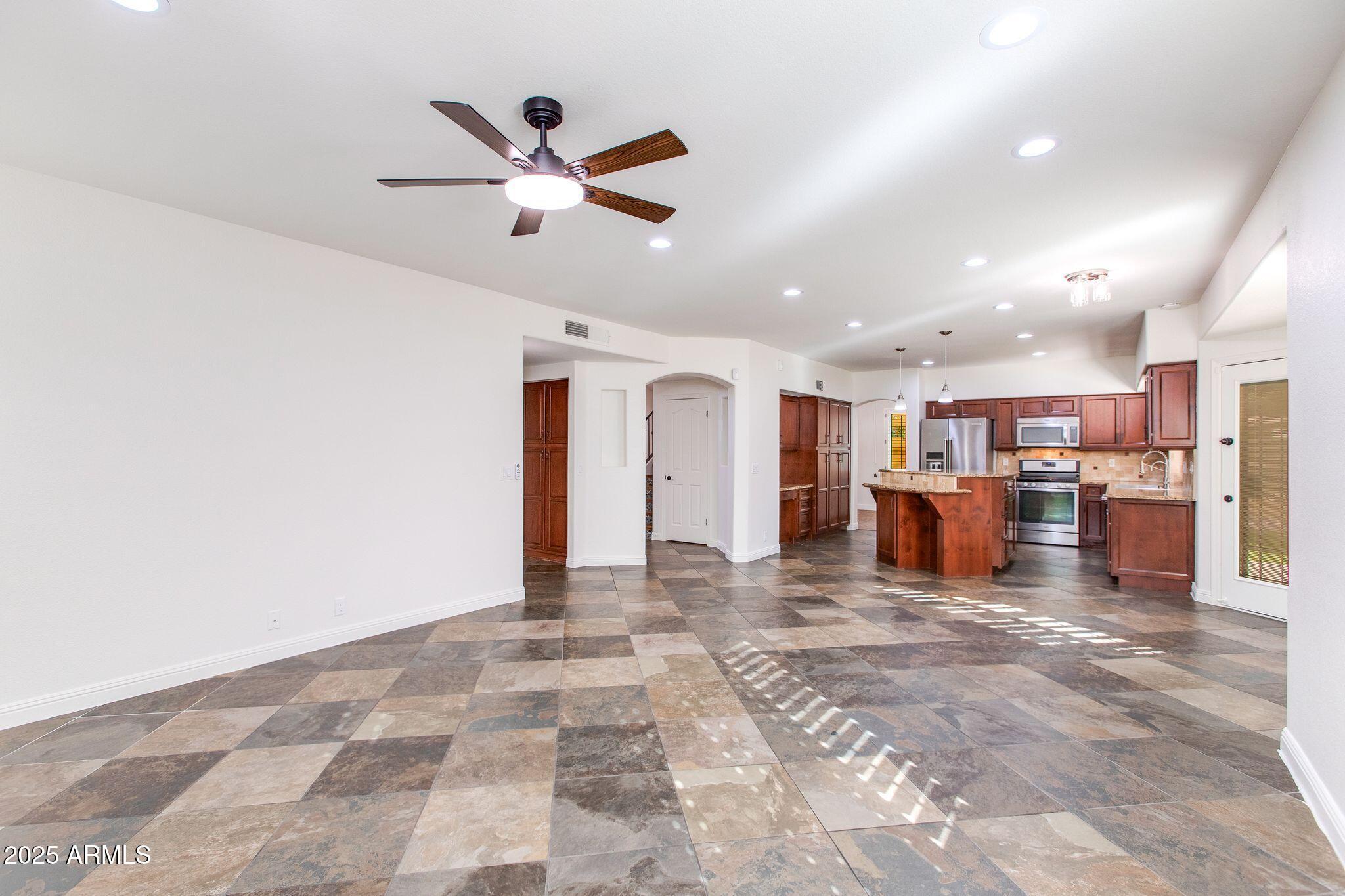 5513 E GROVERS Avenue