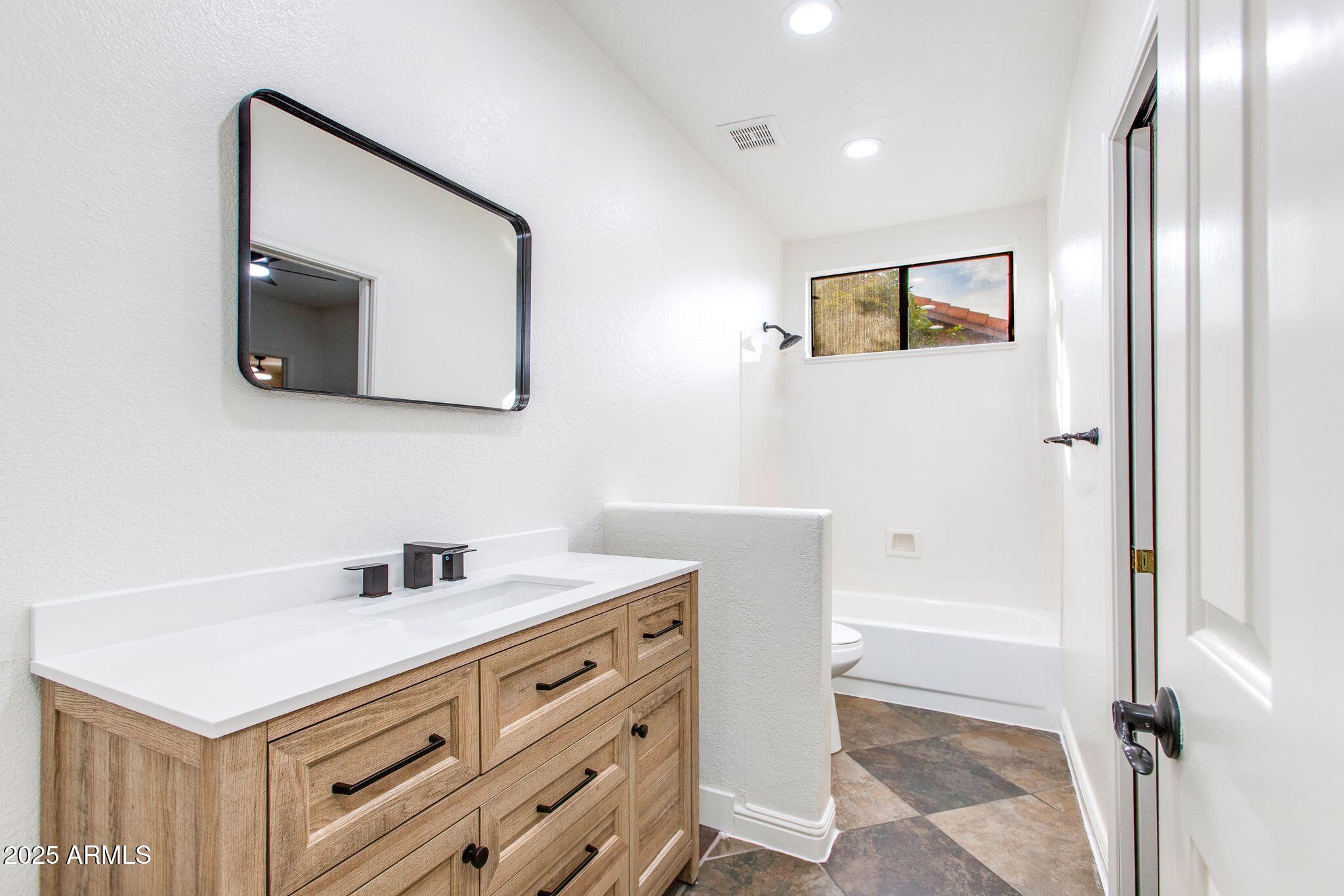 5513 E GROVERS Avenue