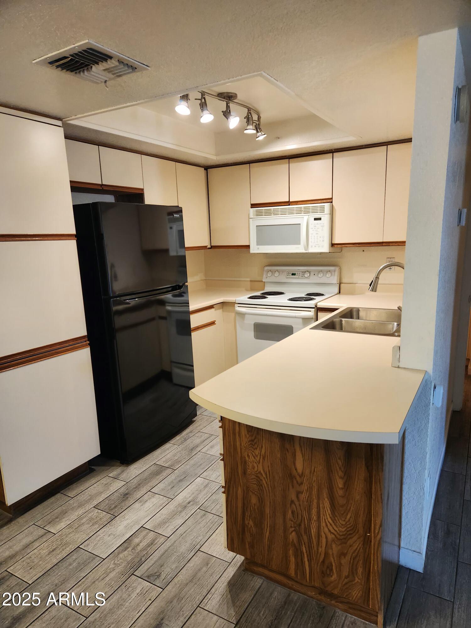 1820 E MORTEN Avenue, 112