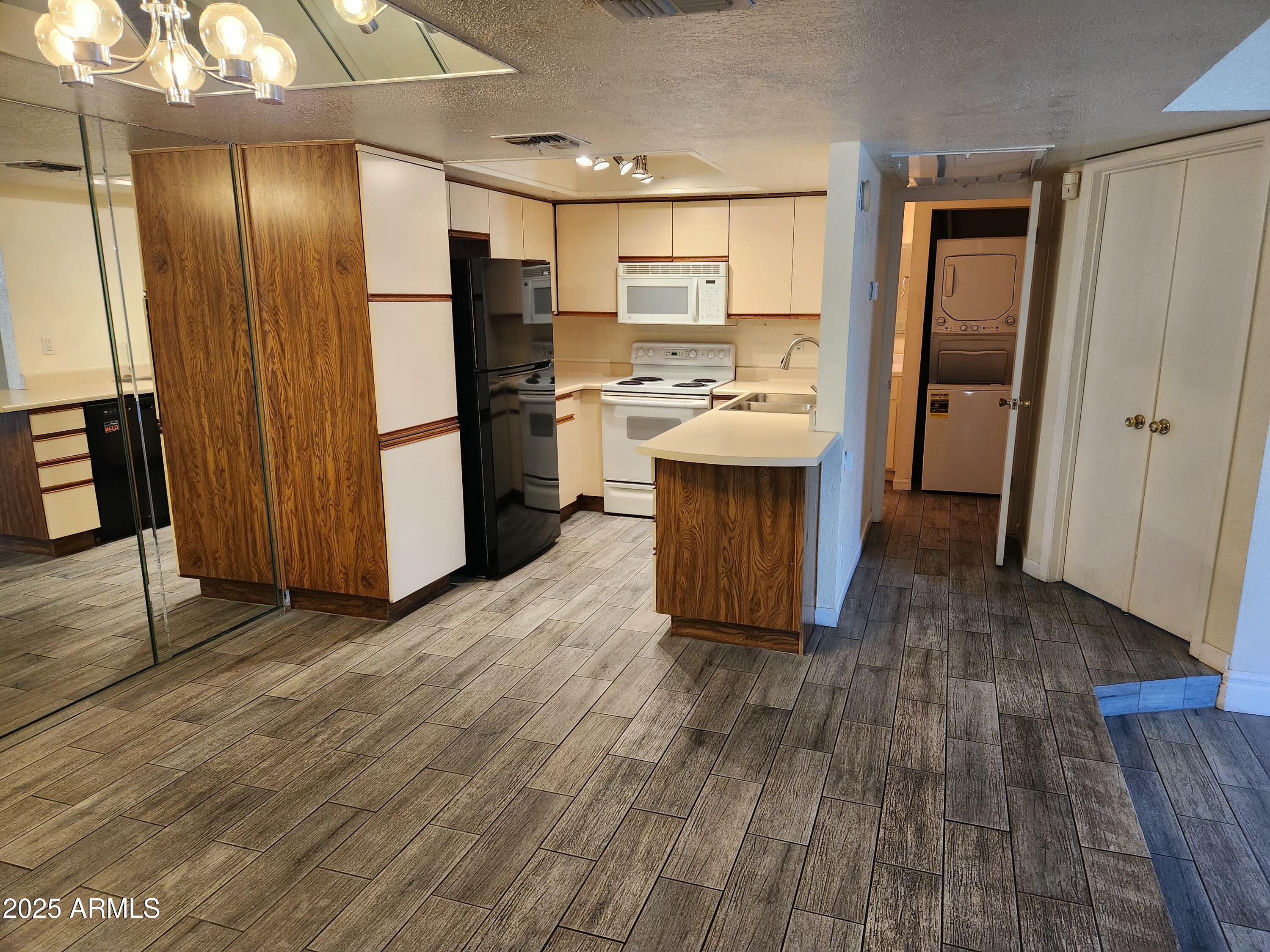 1820 E MORTEN Avenue, 112