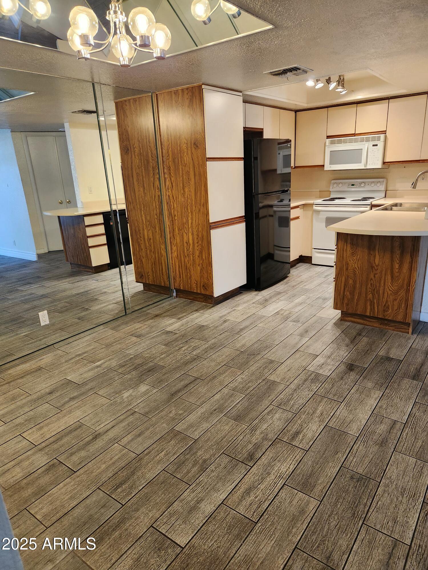 1820 E MORTEN Avenue, 112