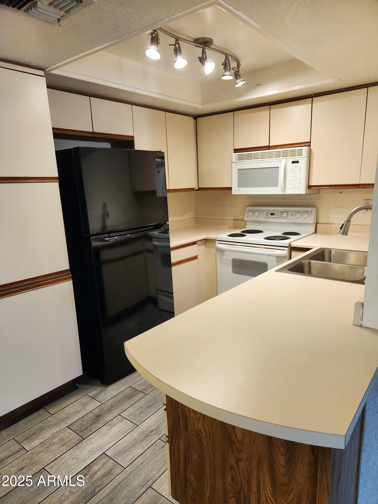 1820 E MORTEN Avenue, 112