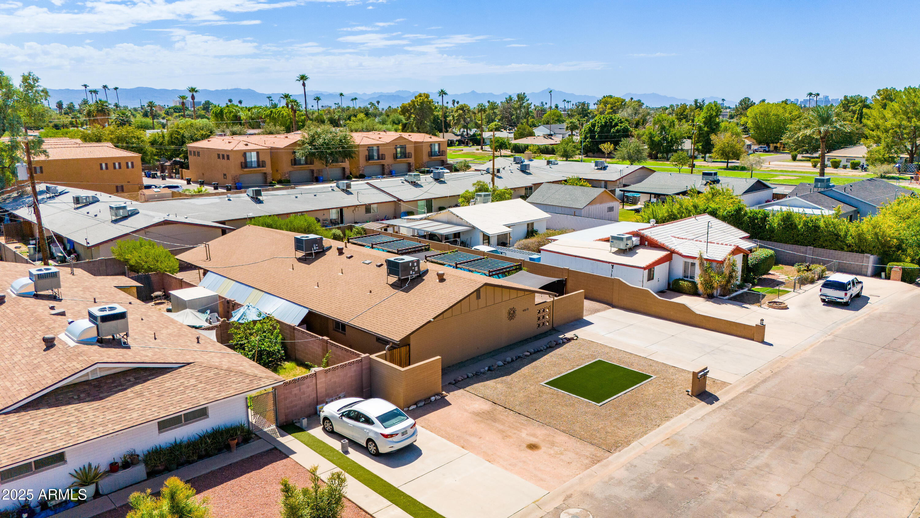 4819 E CAMBRIDGE Avenue