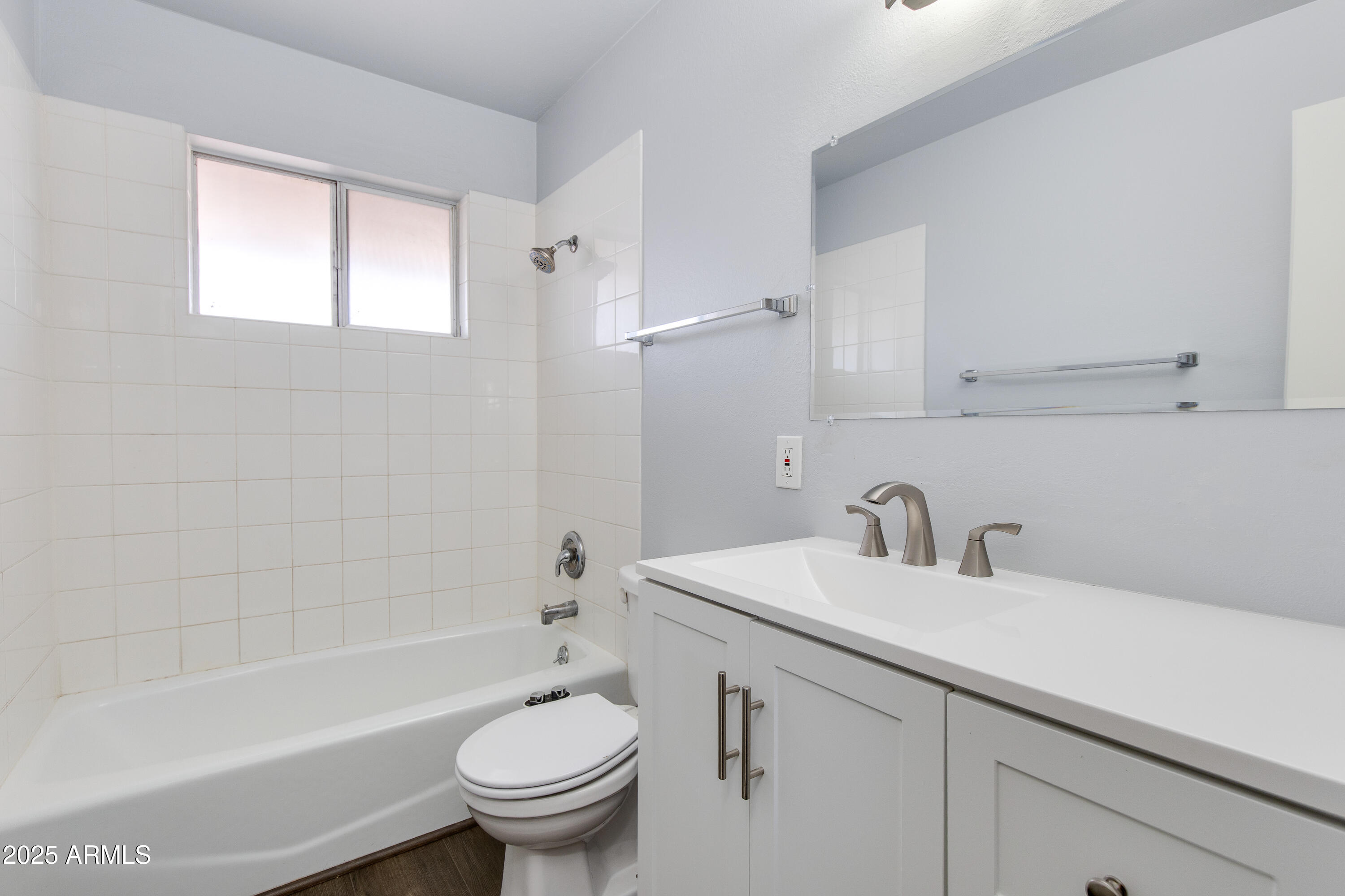 4819 E CAMBRIDGE Avenue