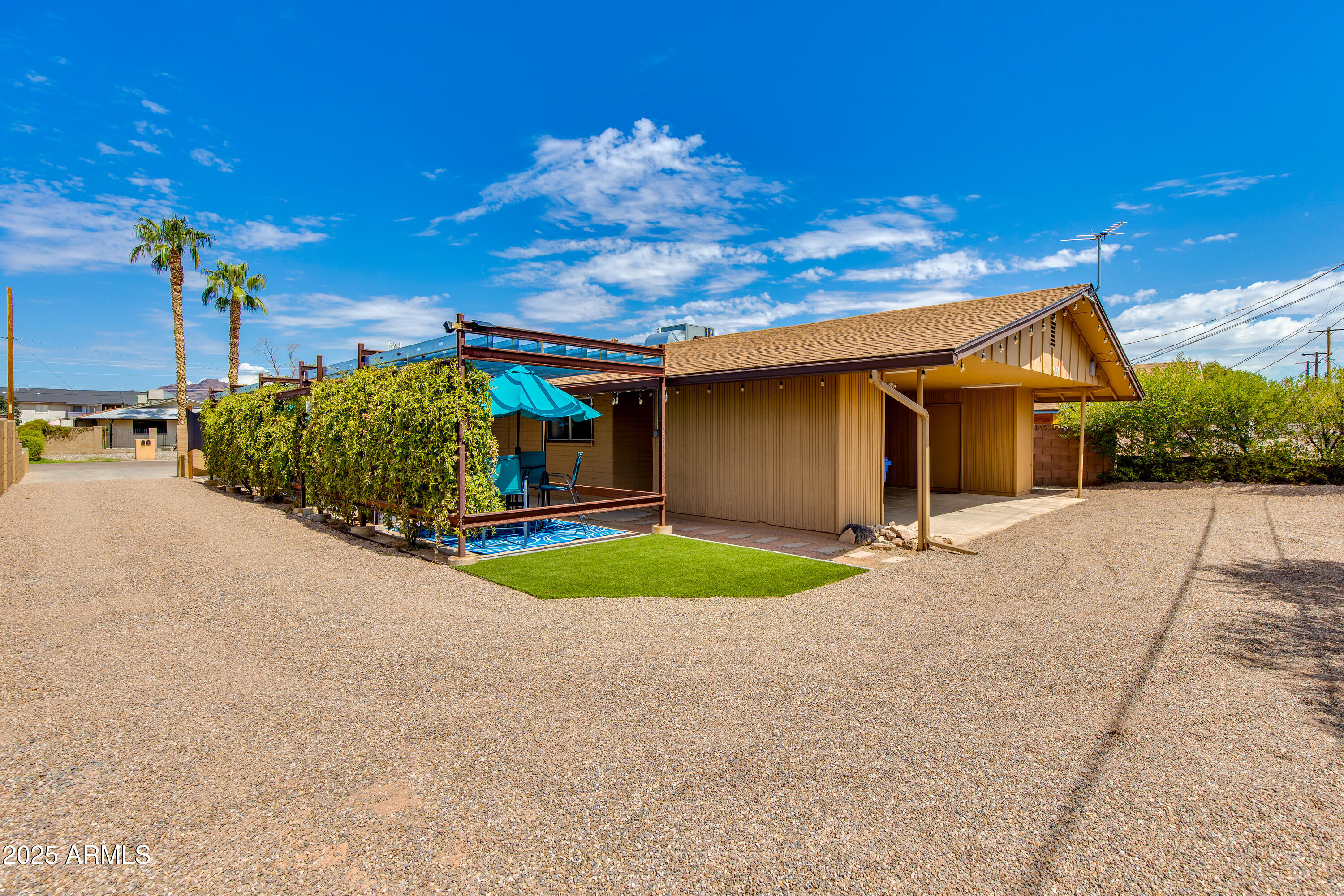 4819 E CAMBRIDGE Avenue