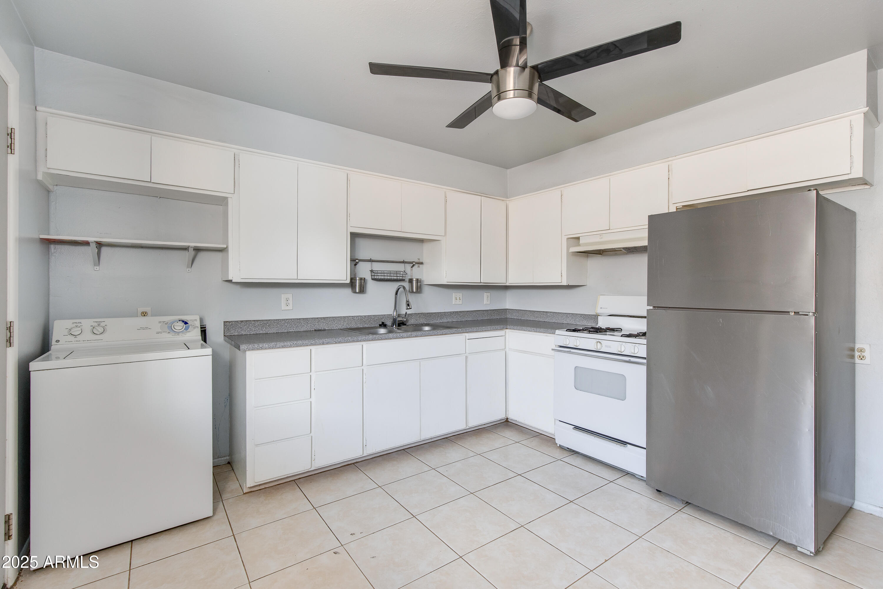 4819 E CAMBRIDGE Avenue