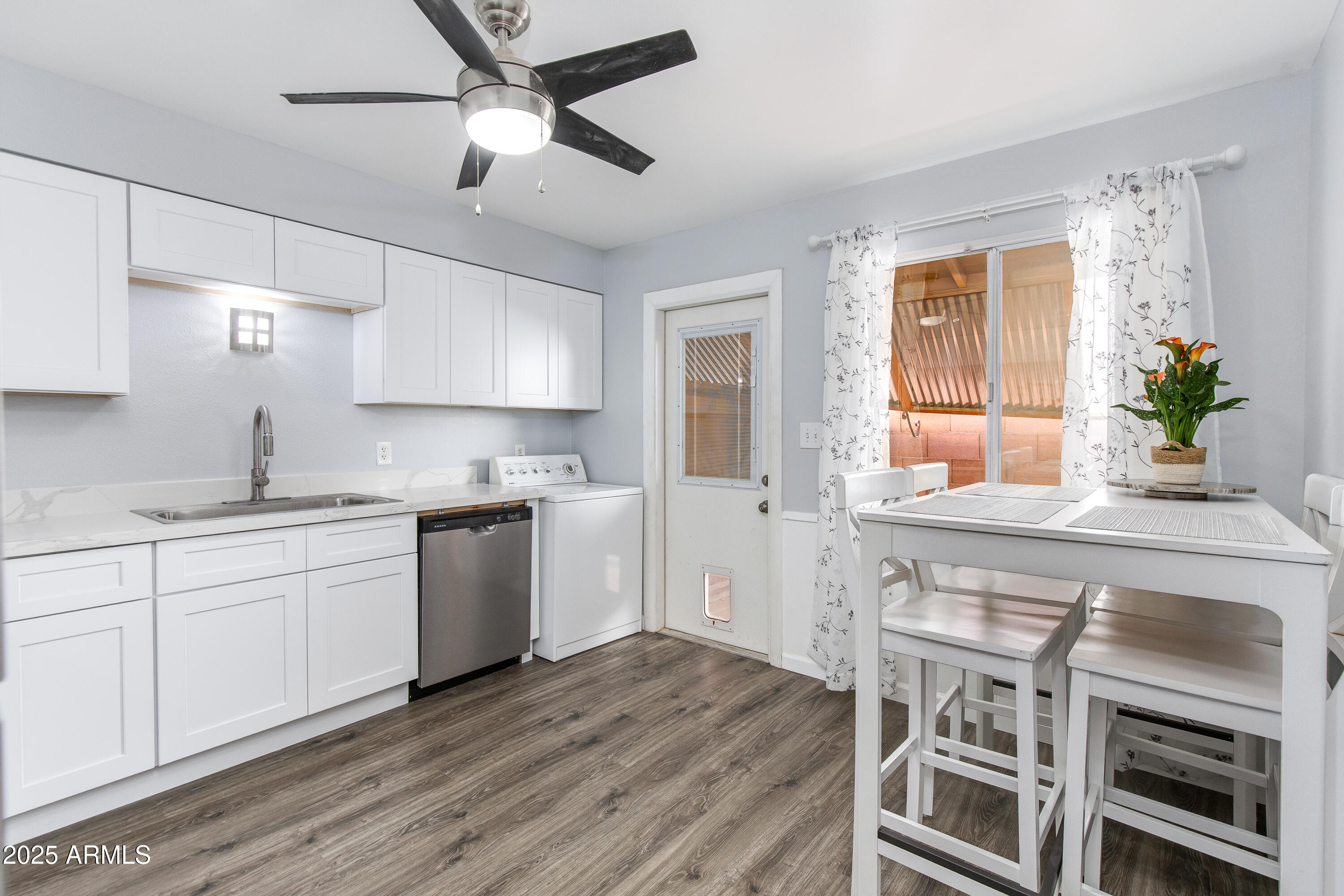 4819 E CAMBRIDGE Avenue