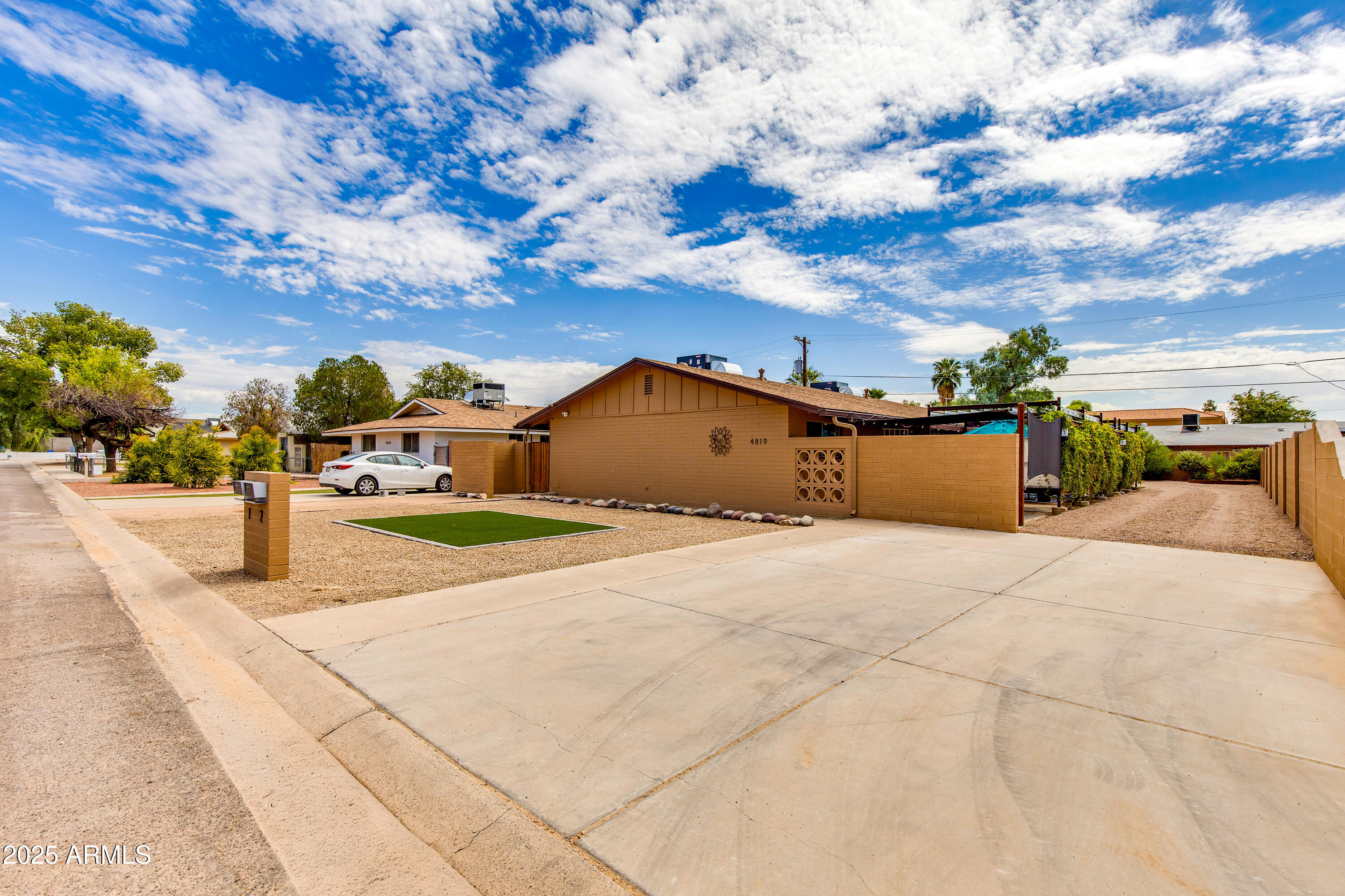 4819 E CAMBRIDGE Avenue