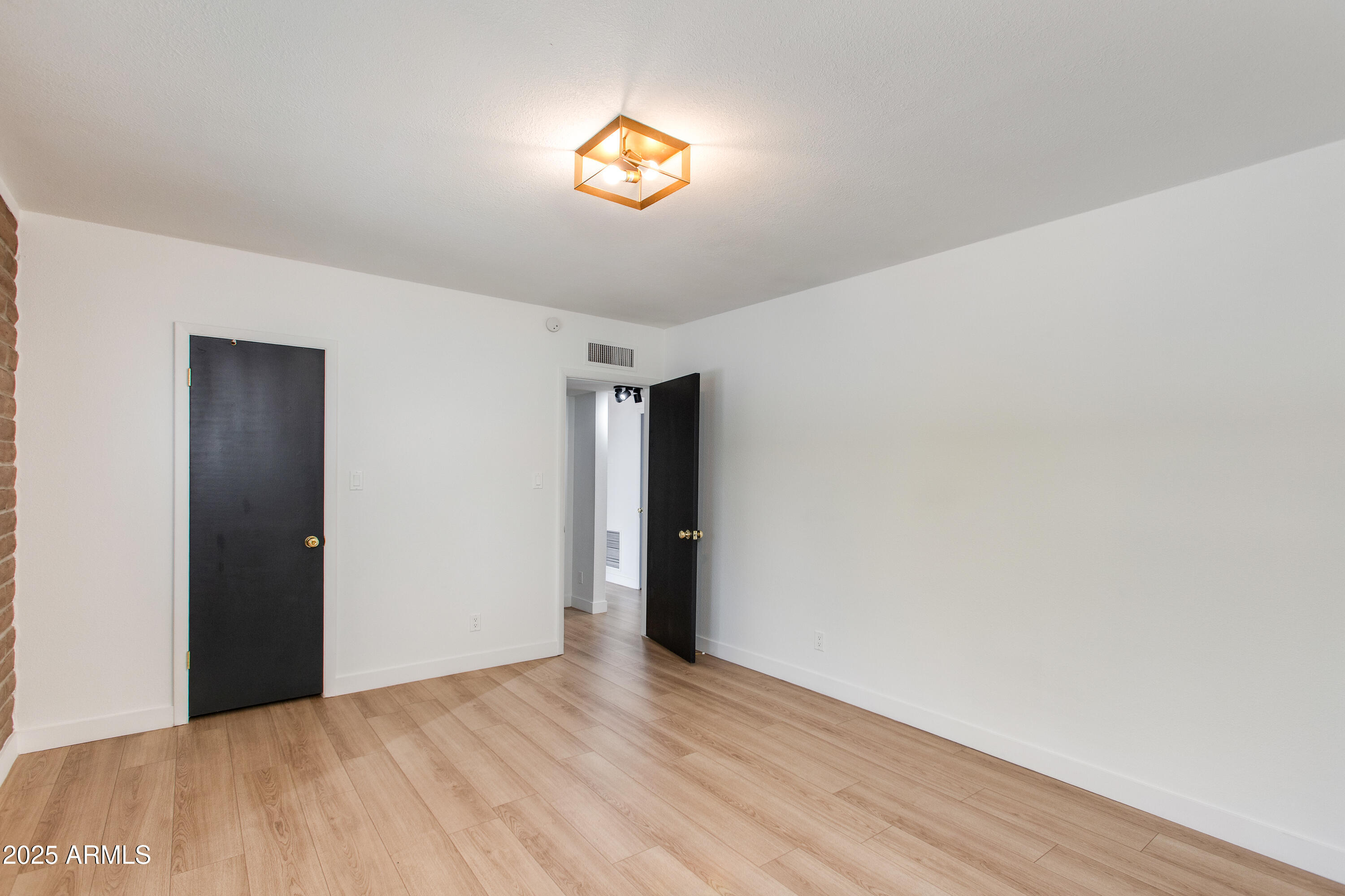 1901 E Missouri Avenue, 219