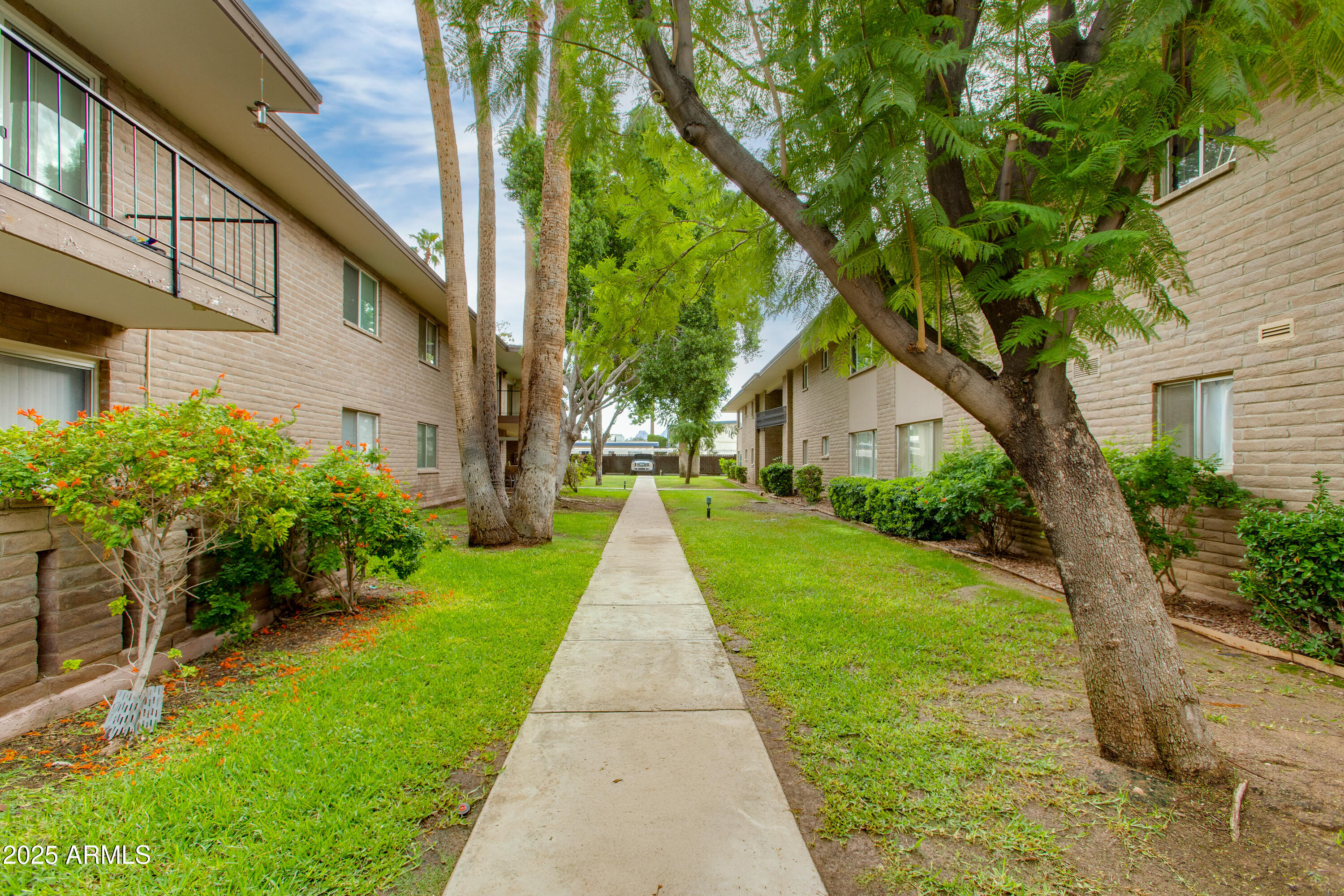 1901 E Missouri Avenue, 219