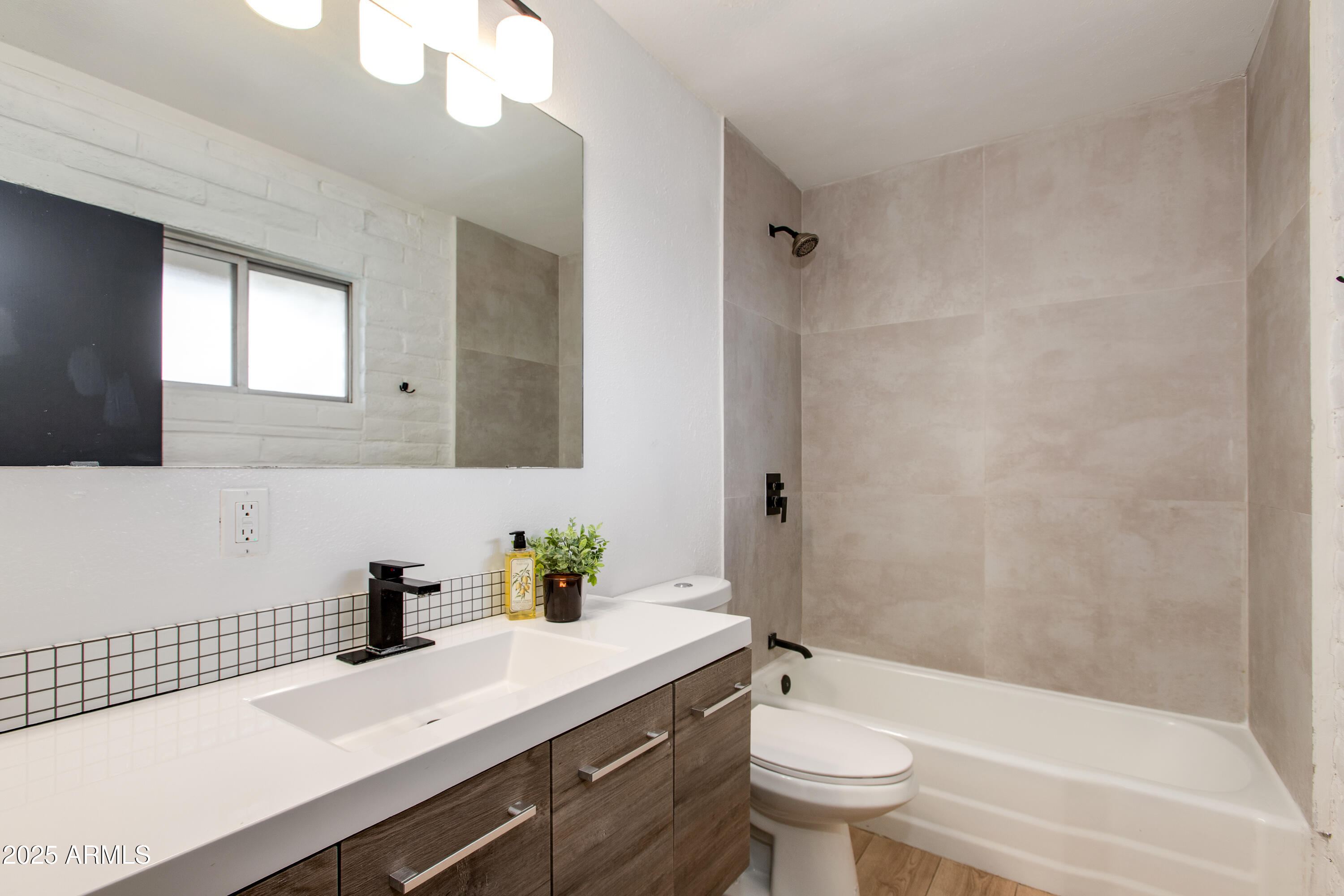 1901 E Missouri Avenue, 219