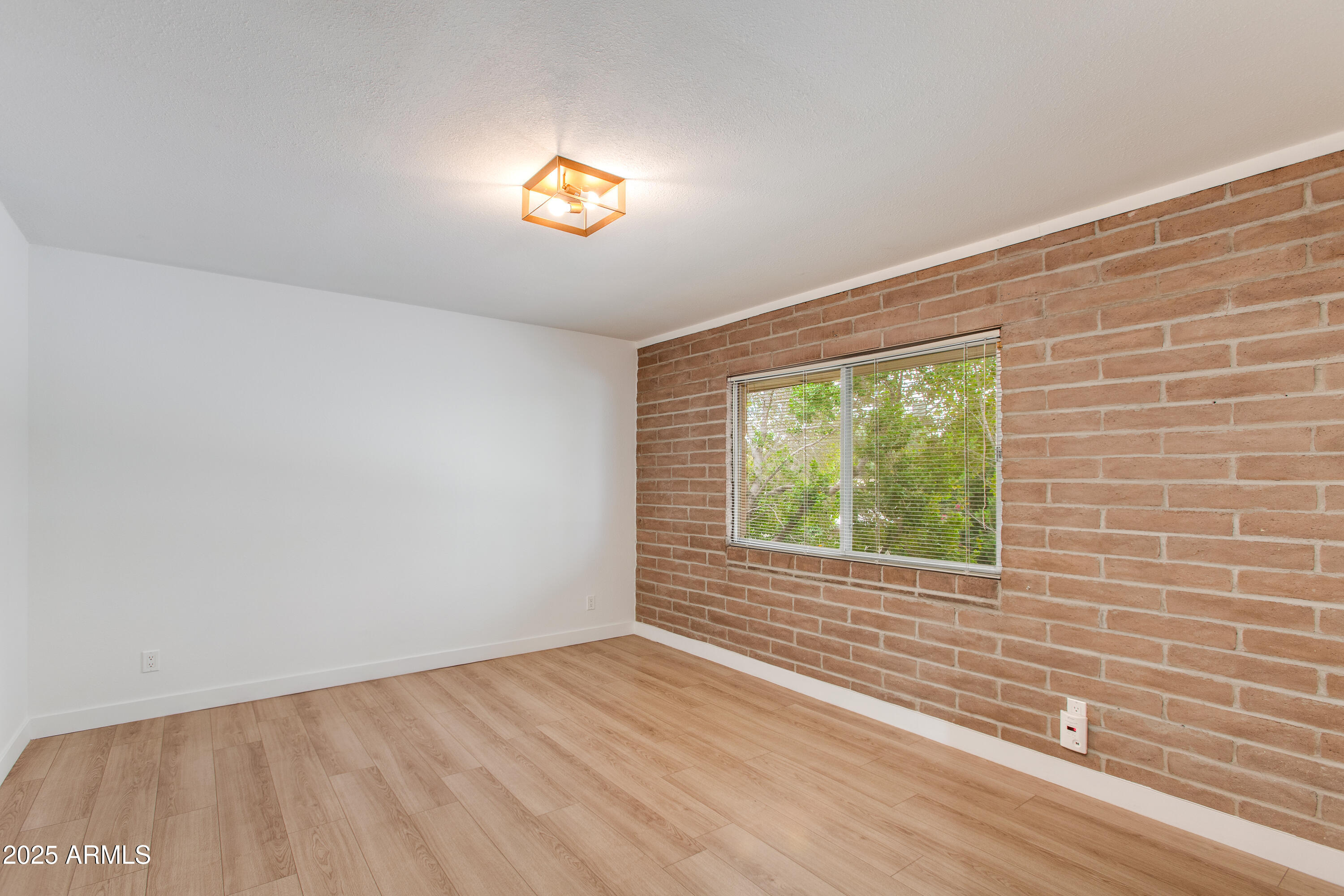 1901 E Missouri Avenue, 219