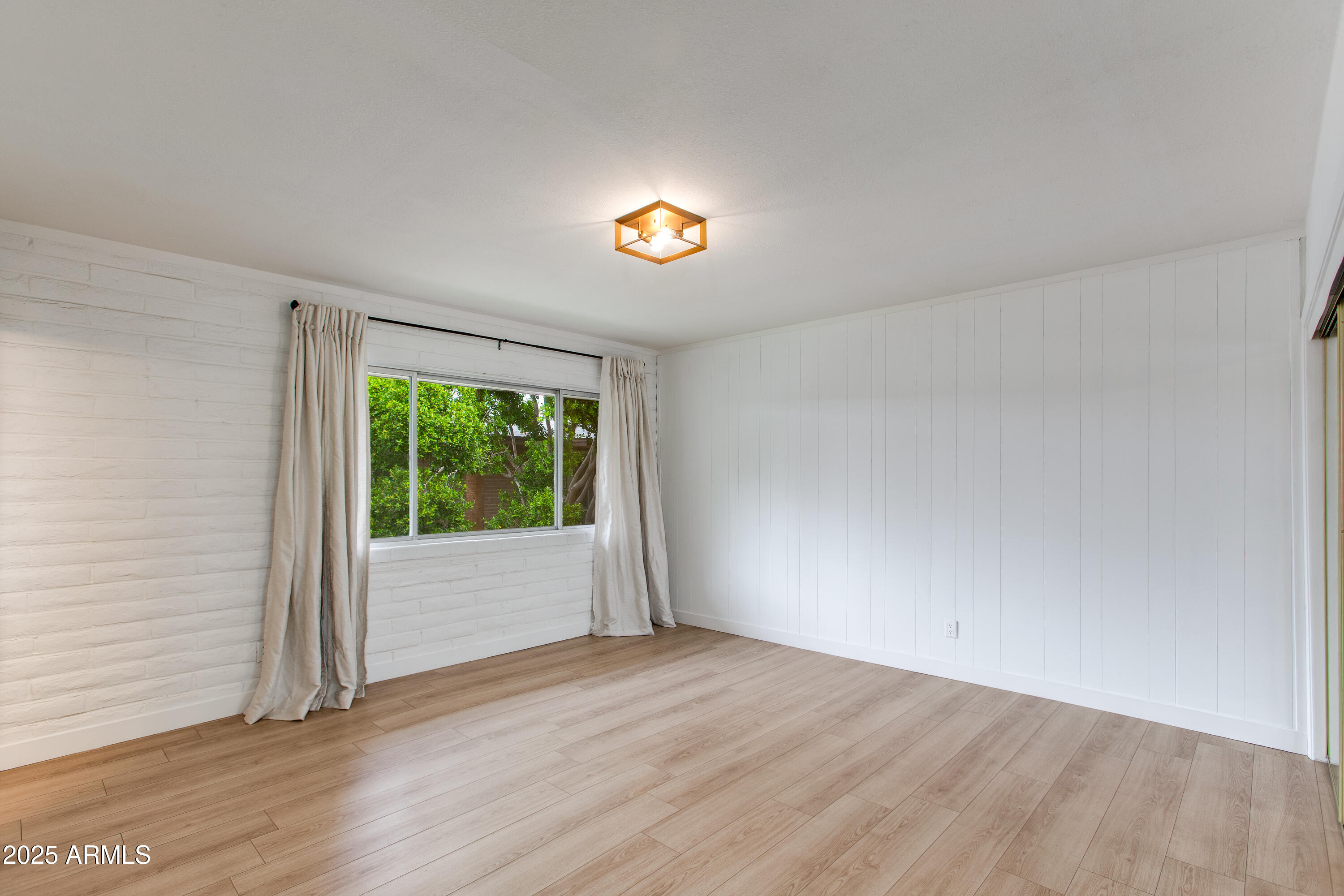 1901 E Missouri Avenue, 219