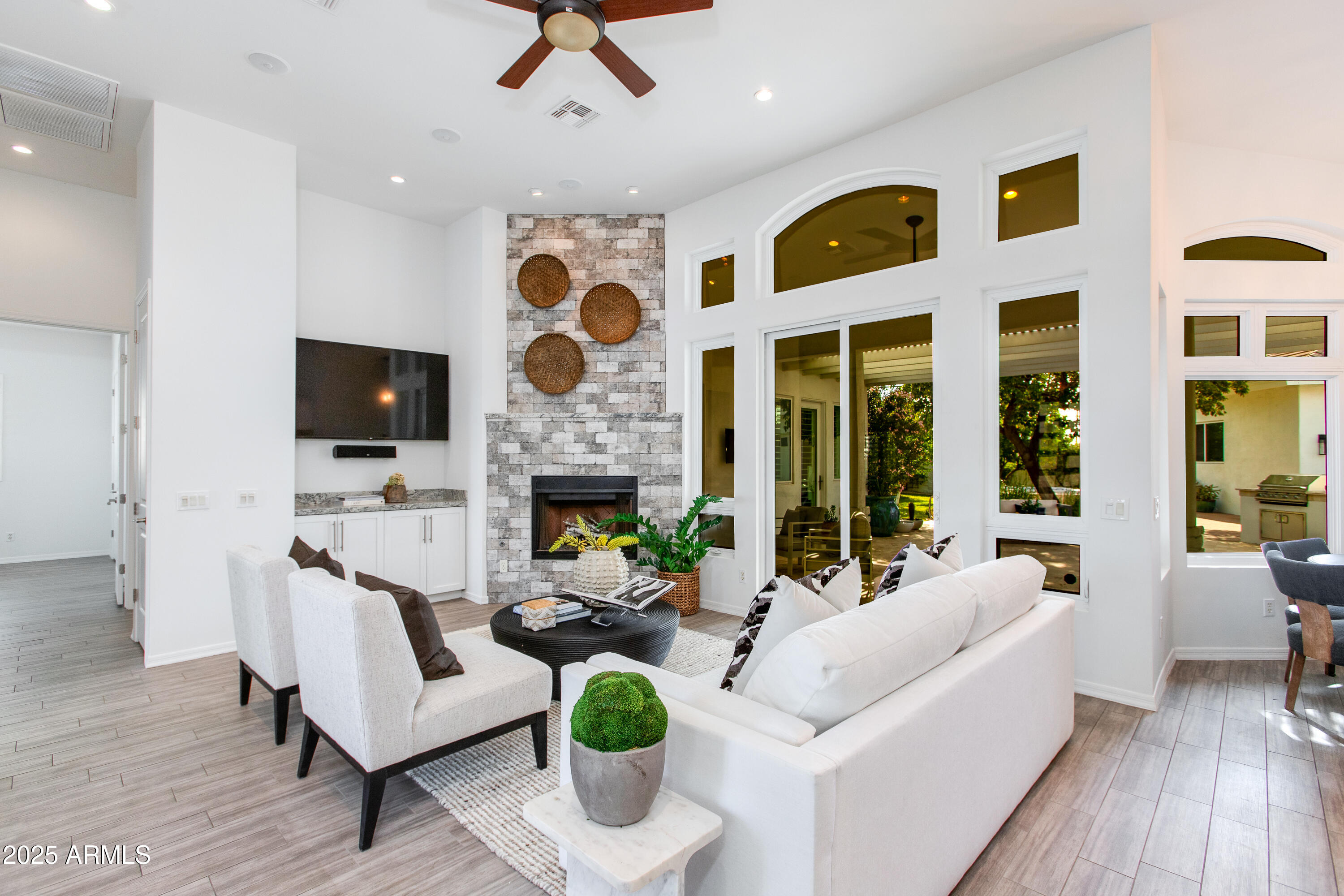 4059 E WHITTON Avenue