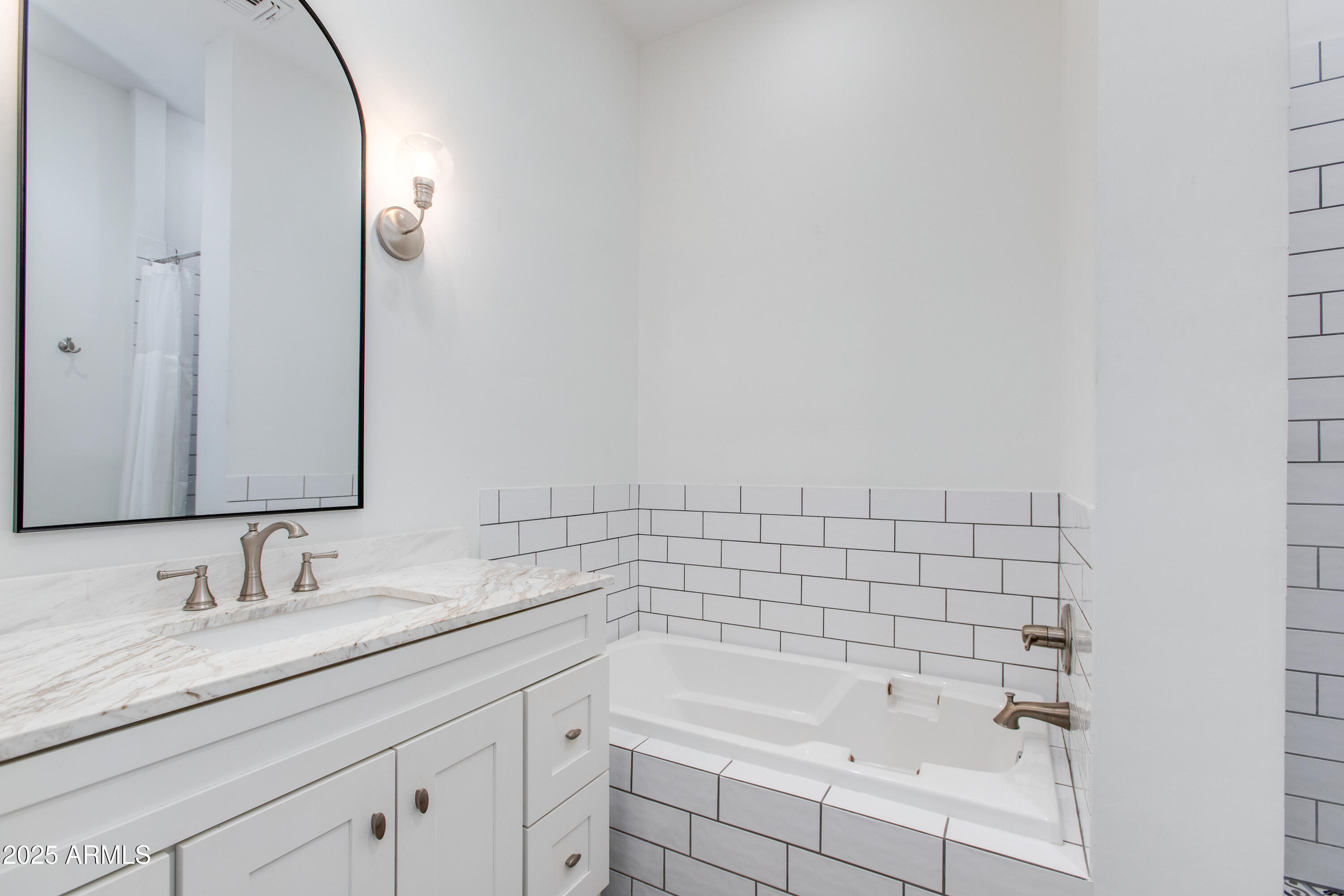 4059 E WHITTON Avenue