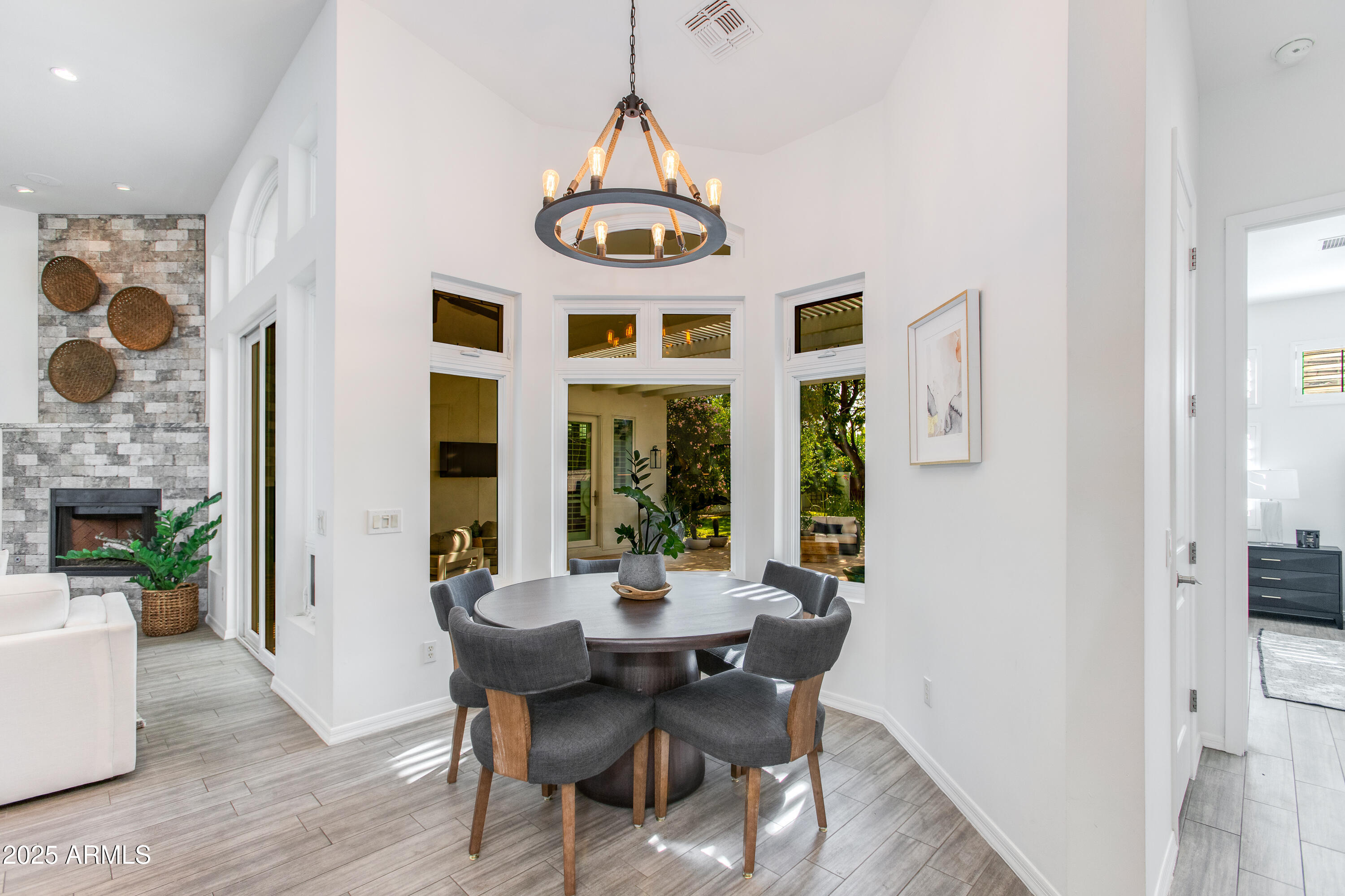 4059 E WHITTON Avenue