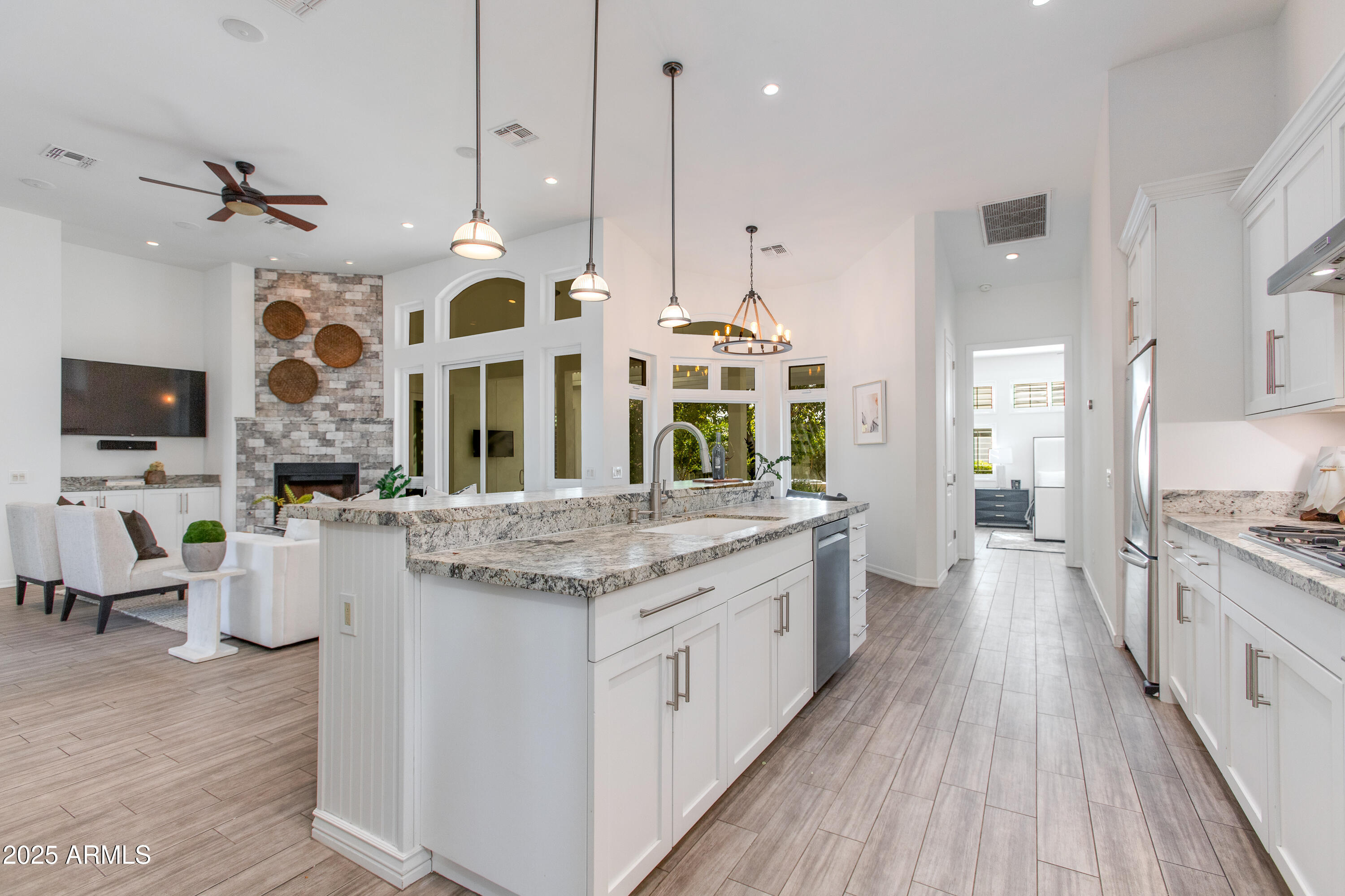 4059 E WHITTON Avenue