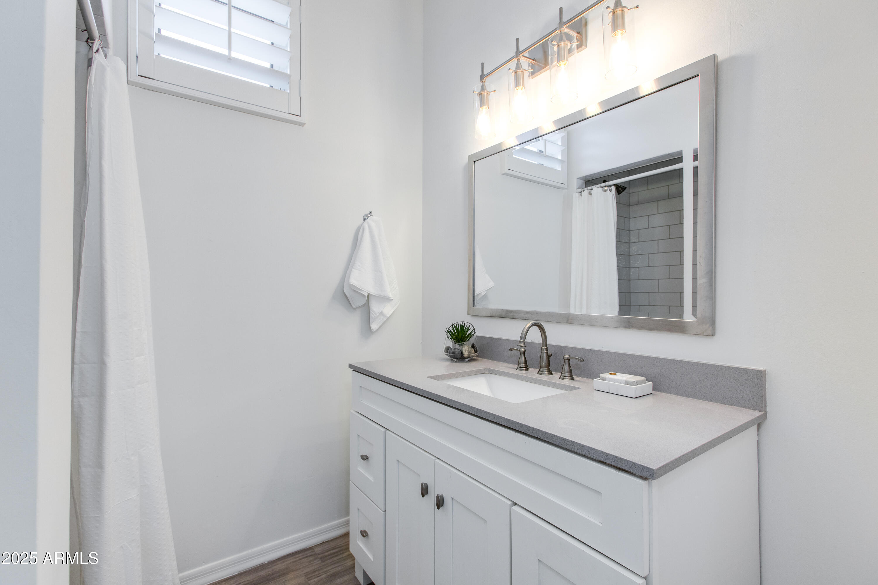 4059 E WHITTON Avenue